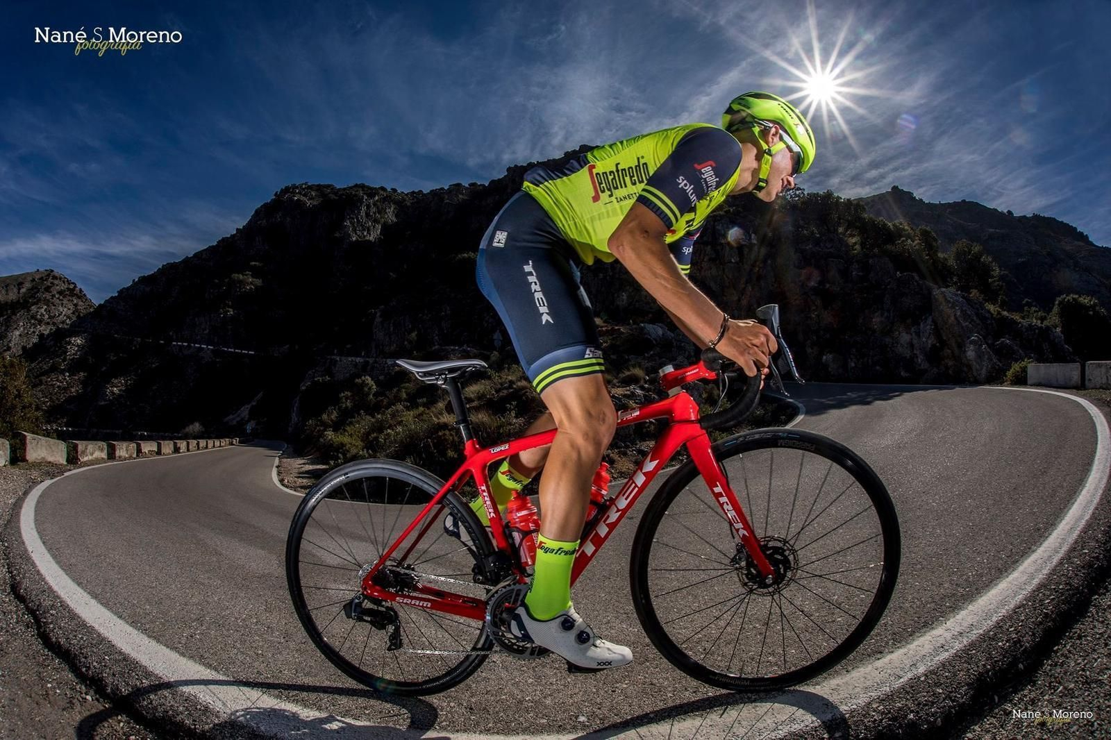 Juanpe López se entrena por las carreteras de la provincia.