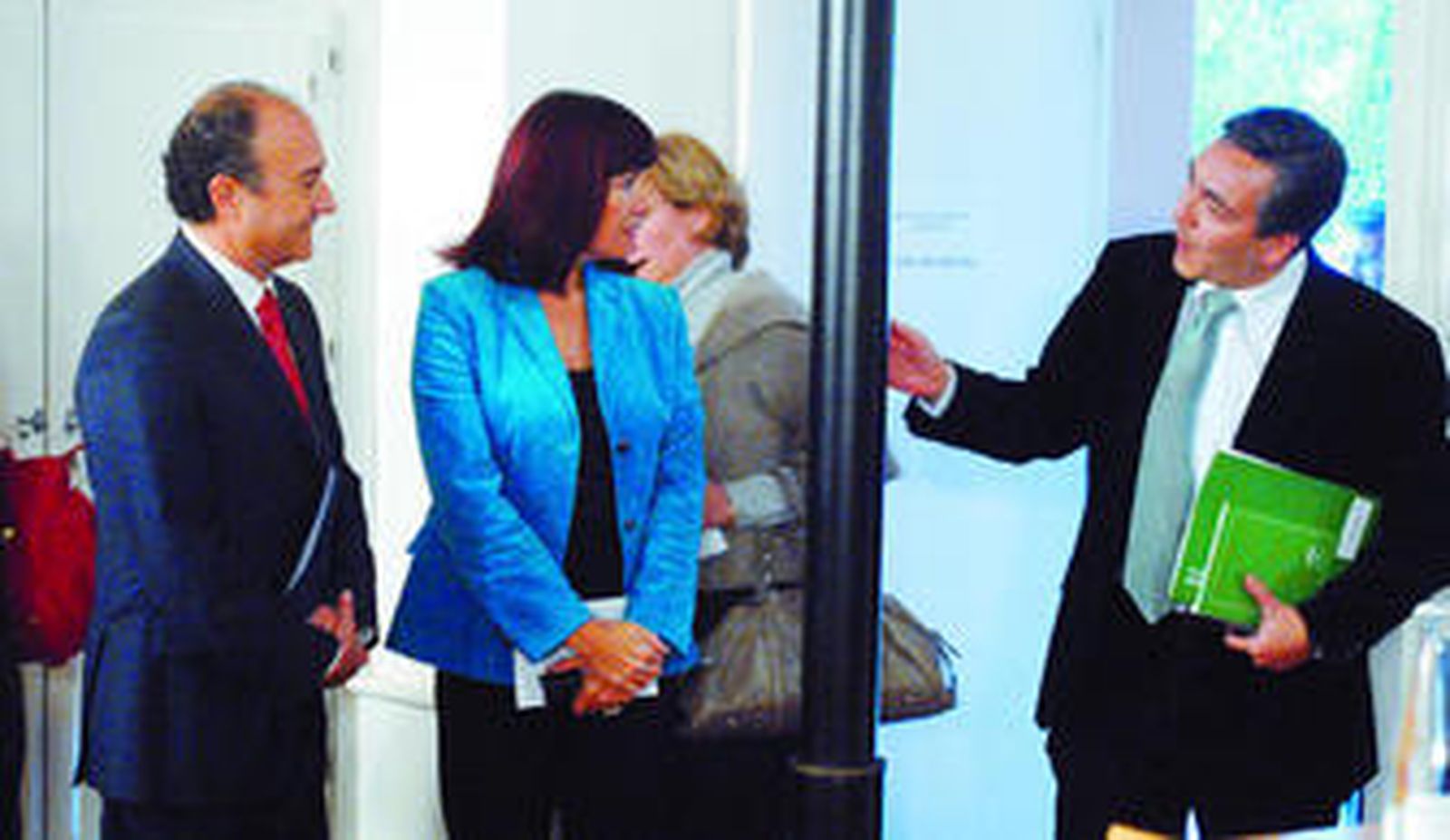 Los consejeros Martín Soler y Micaela Navarro, ayer con el portavoz del Gobierno, Enrique Cervera.