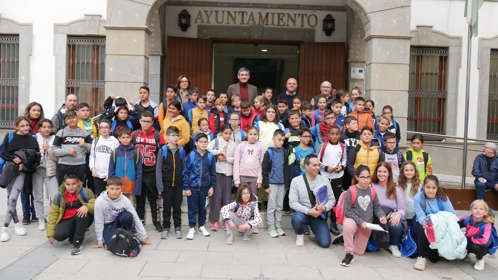 Medio centenar de escolares abderitanos, a las puertas de la Casa Consistorial.