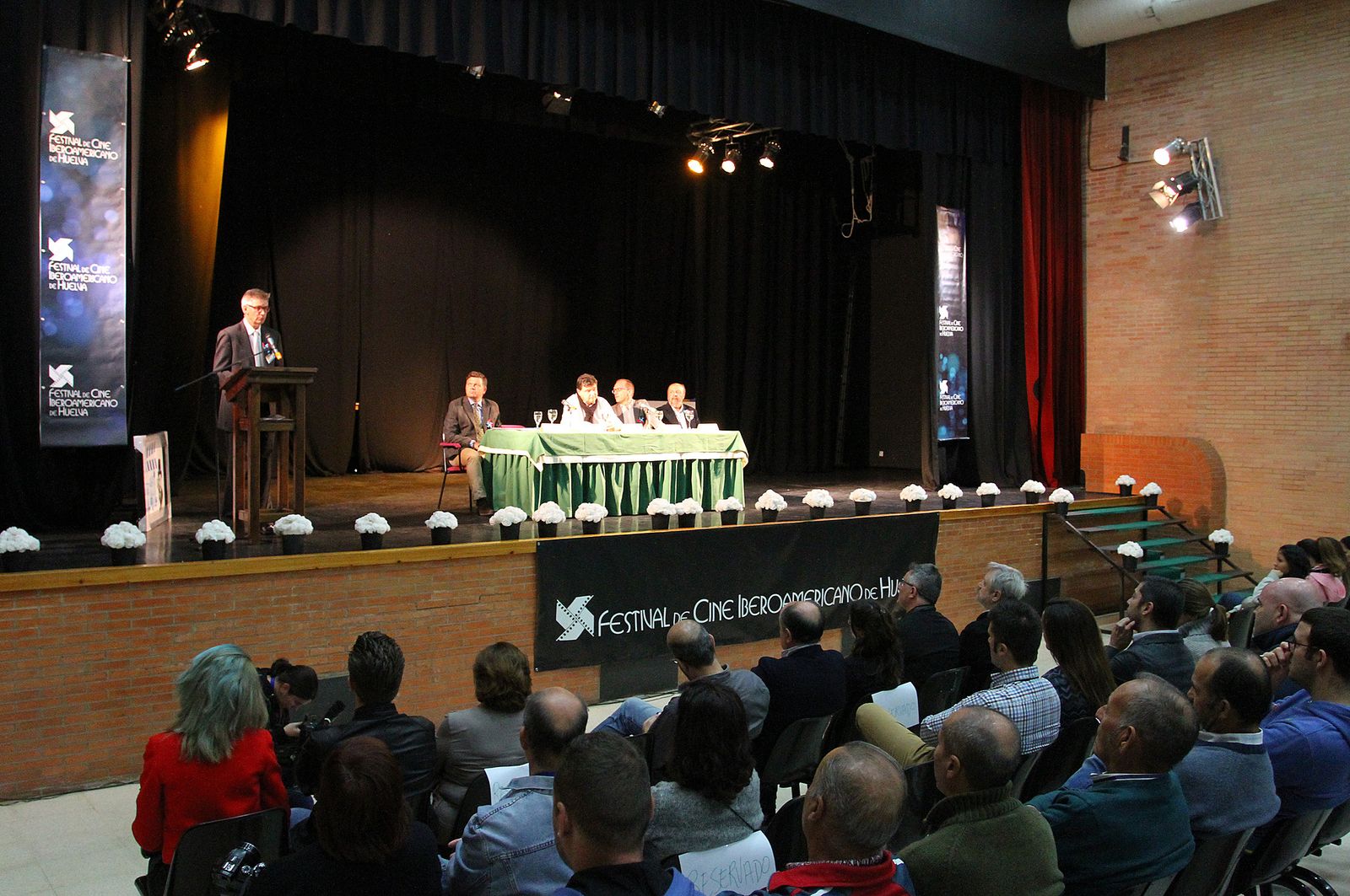 Imágenes de la entrega a Francisco Regueira del Premio Cine y Valores de Huelva Información