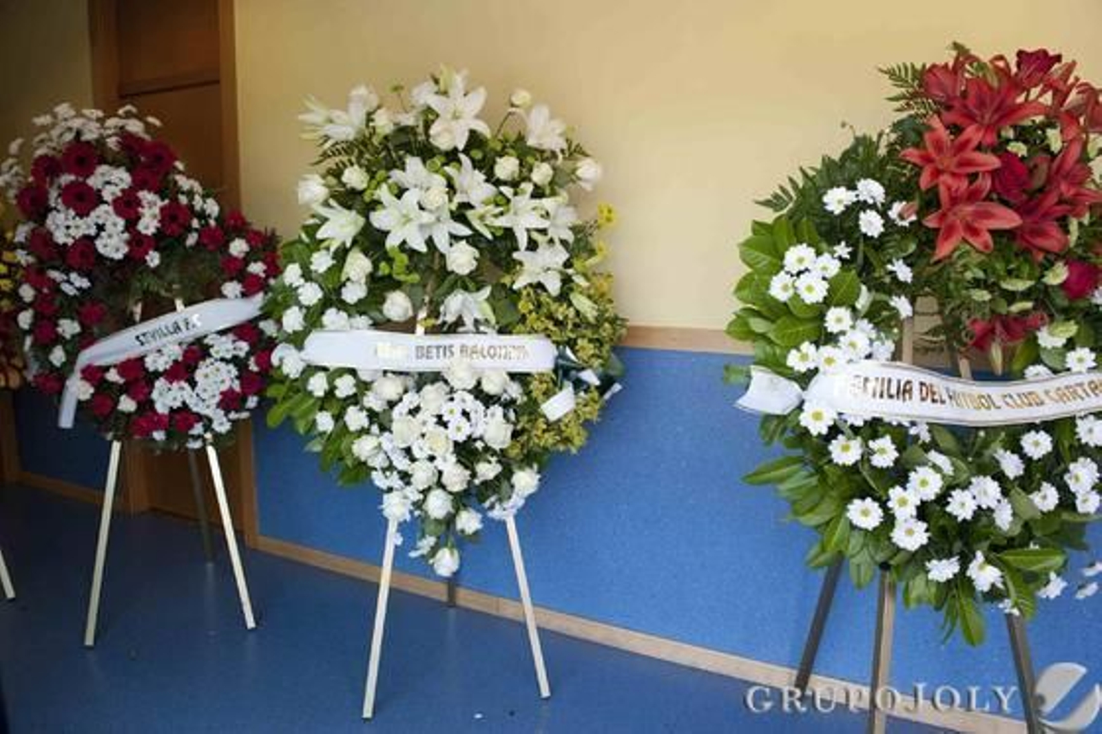 Coronas de flores para Miki Roqué en la capilla ardiente en el tanatorio de Tremp.

Foto: D.S.