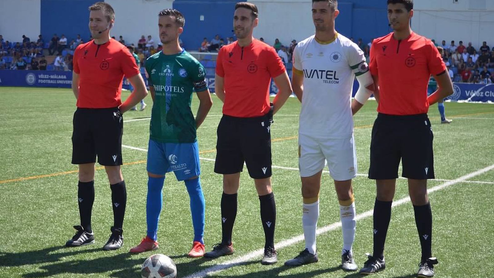 Bello posa junto al trío arbitral y Bocchino, capitán del Vélez.
