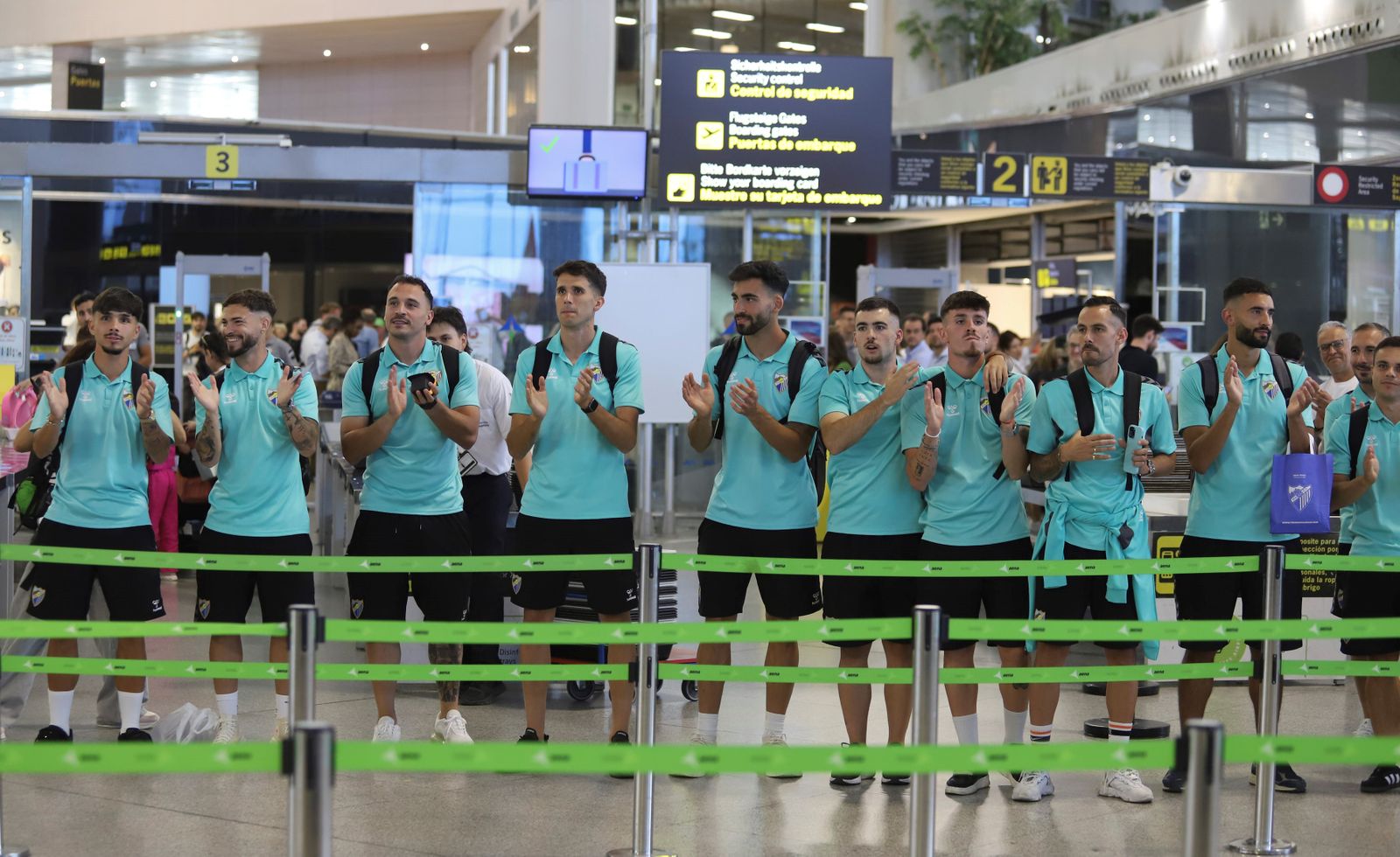 El espectacular preámbulo en el aeropuerto con la afición