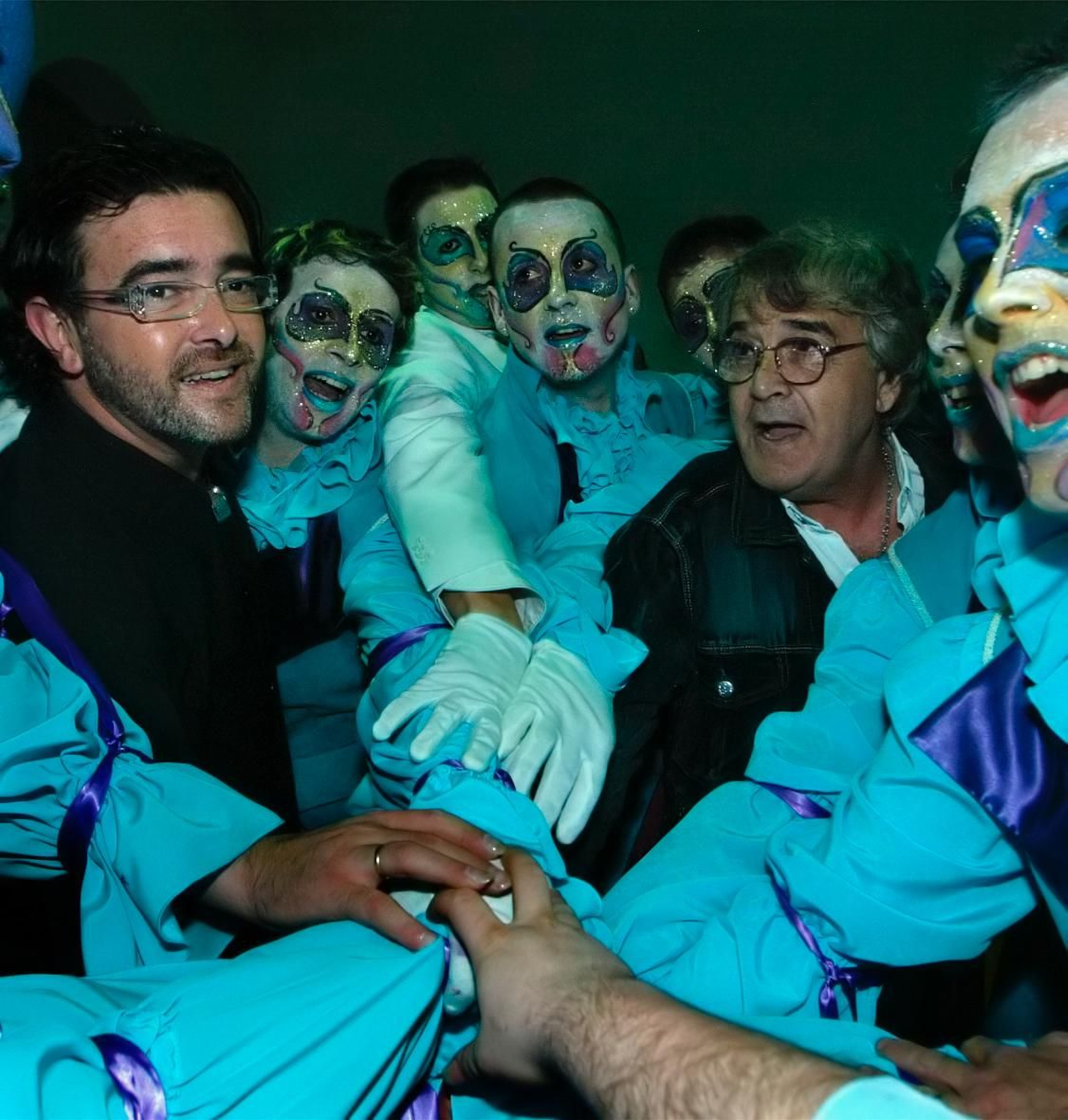 Juan Carlos Aragón, con miembros de su comparsa 'Araka la kana'. Juan Carlos Aragón, con miembros de su comparsa 'Araka la kana'.