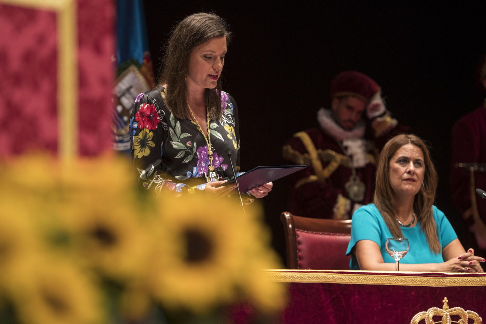 La alcaldesa, Patricia Cavada, en el Teatro de las Cortes durante el acto institucional del 24-S, dedicado a la mujer. A su lado, la consejera de Educación, Sonia Gaya.