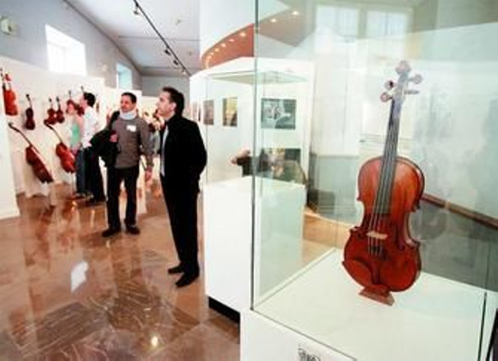 La exposición muestra más de 120 piezas donadas por más de 60 luthiers de toda Europa.