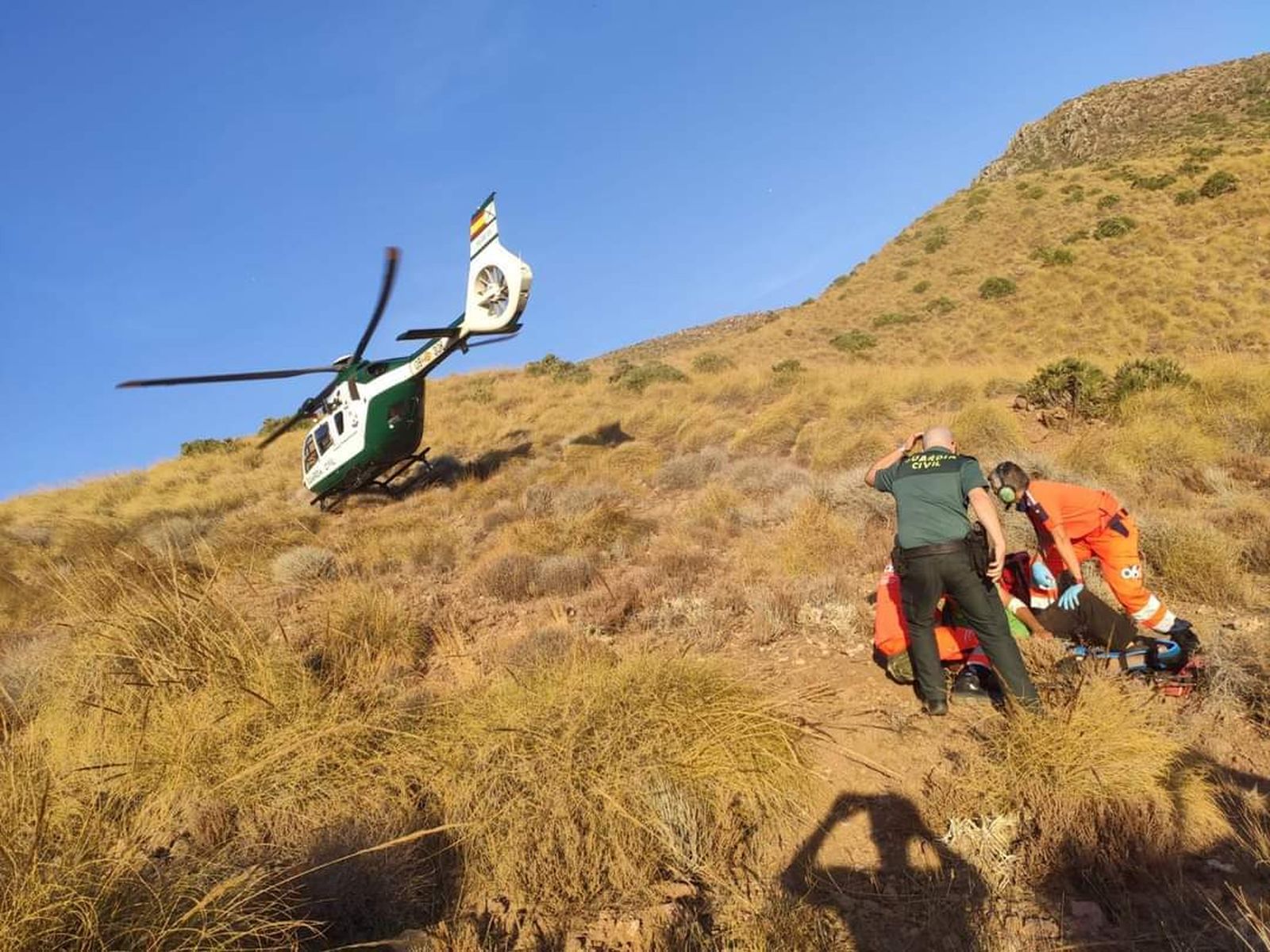 Rescatado en helicóptero un senderista herido en un pie durante una ...