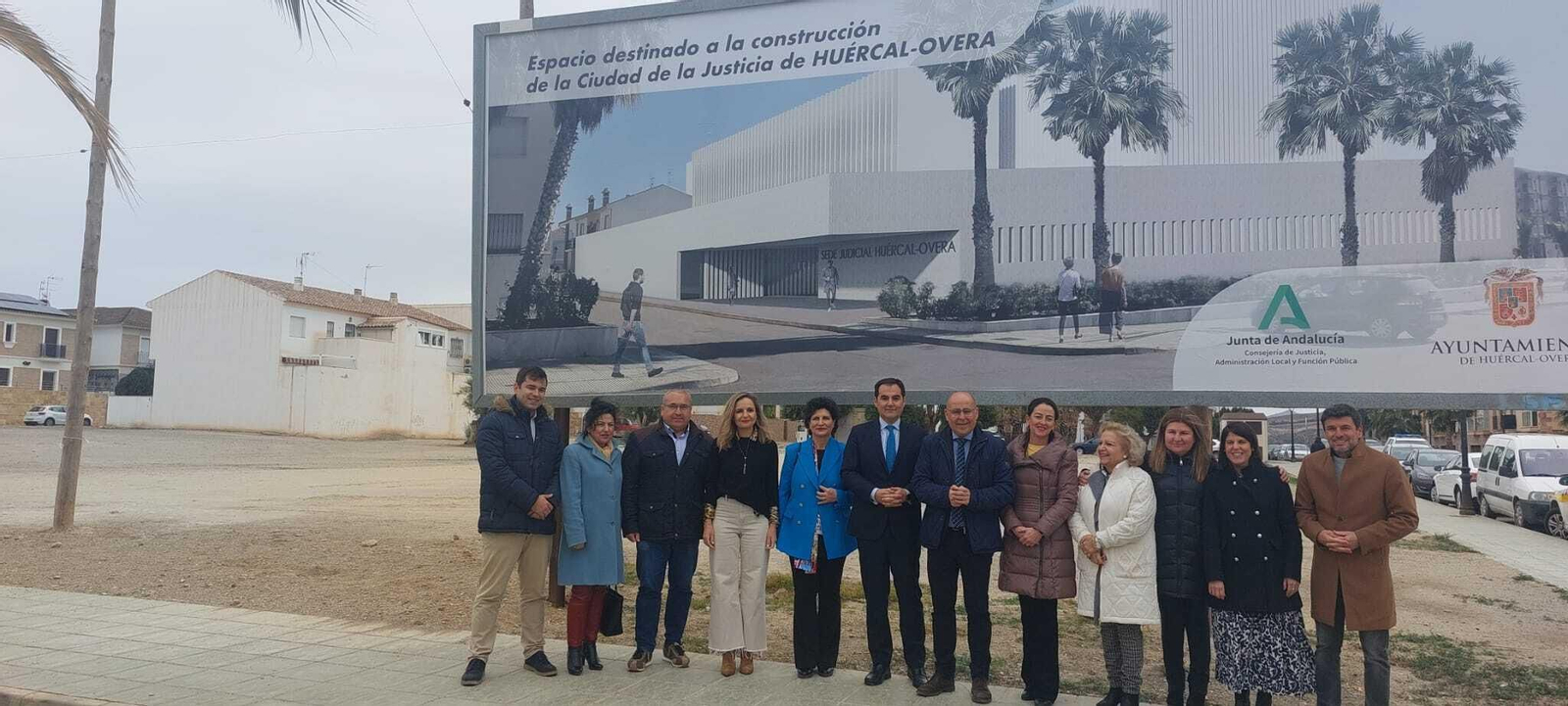 Visita institucional a los terrenos sobre los que se levantará el edificio.