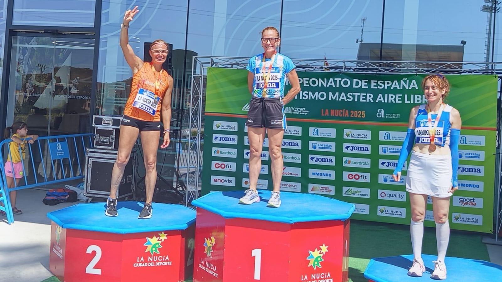 Emilia Paunica celebra con el gusto de la victoria el segundo puesto en los 200 metros.