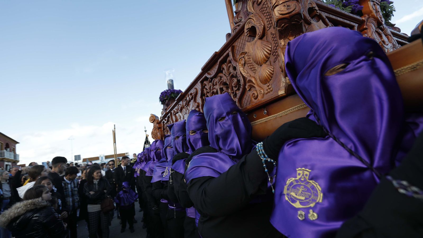 Fotos del Viernes Santo en La Línea: Cristo del Mar y Luz y Esperanza Nuestra, Soledad y Santo Entierro, Cristo del Amor y Misericordia y Amargura.