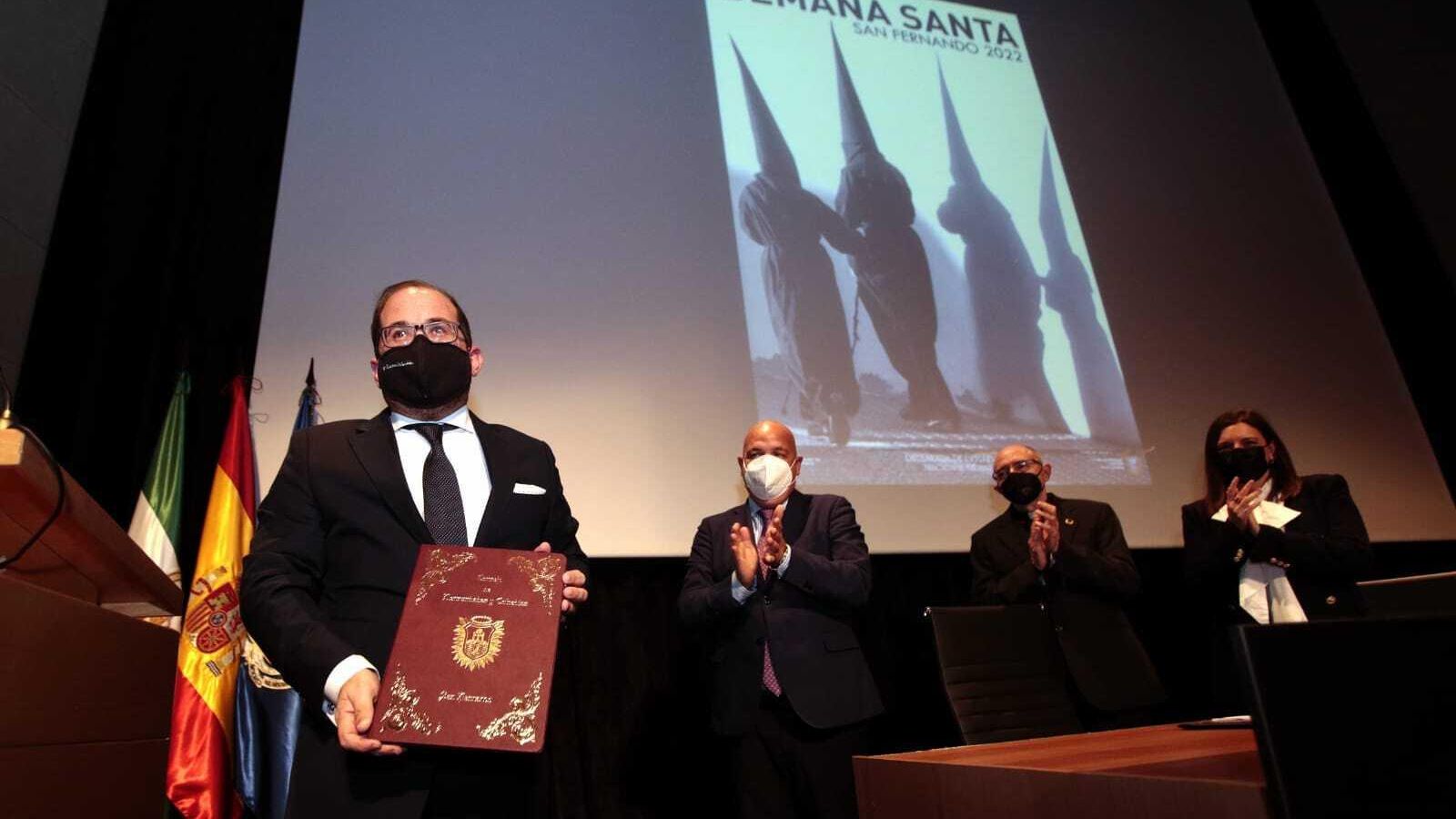 El pregonero de la Semana Santa de 2022 recibe las pastas del pregón.