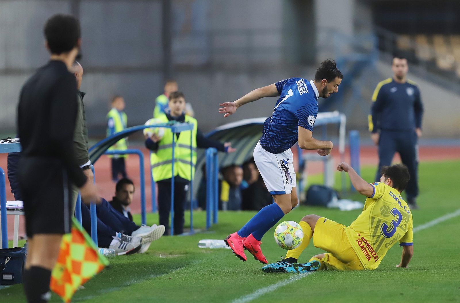 Gesto de pura raza de Pablo Molina lanzándose ante Jacobo para evitar que le supere.