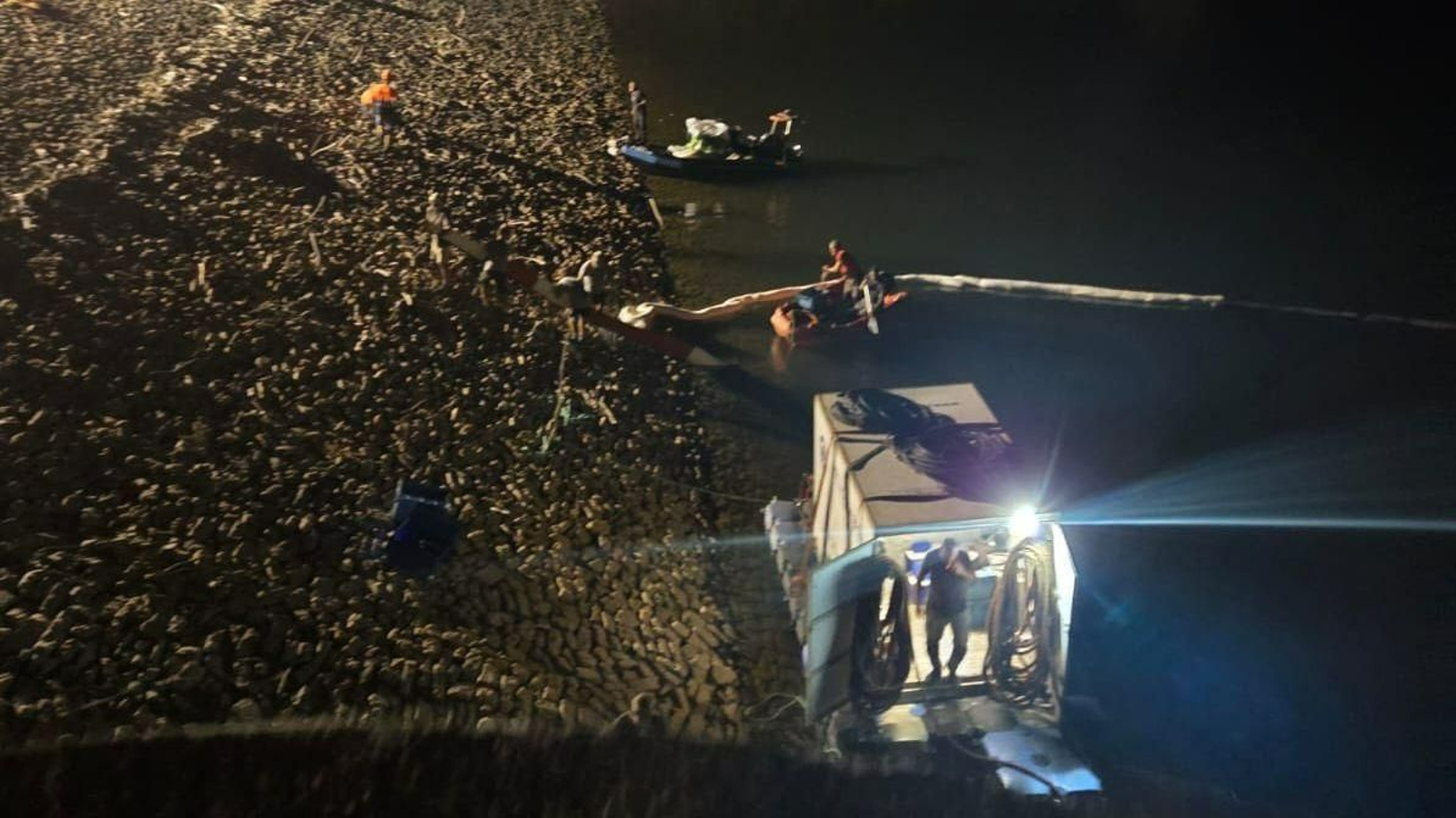 Las tareas de rescate del helicóptero hundido en el pantano de Guadarranque.