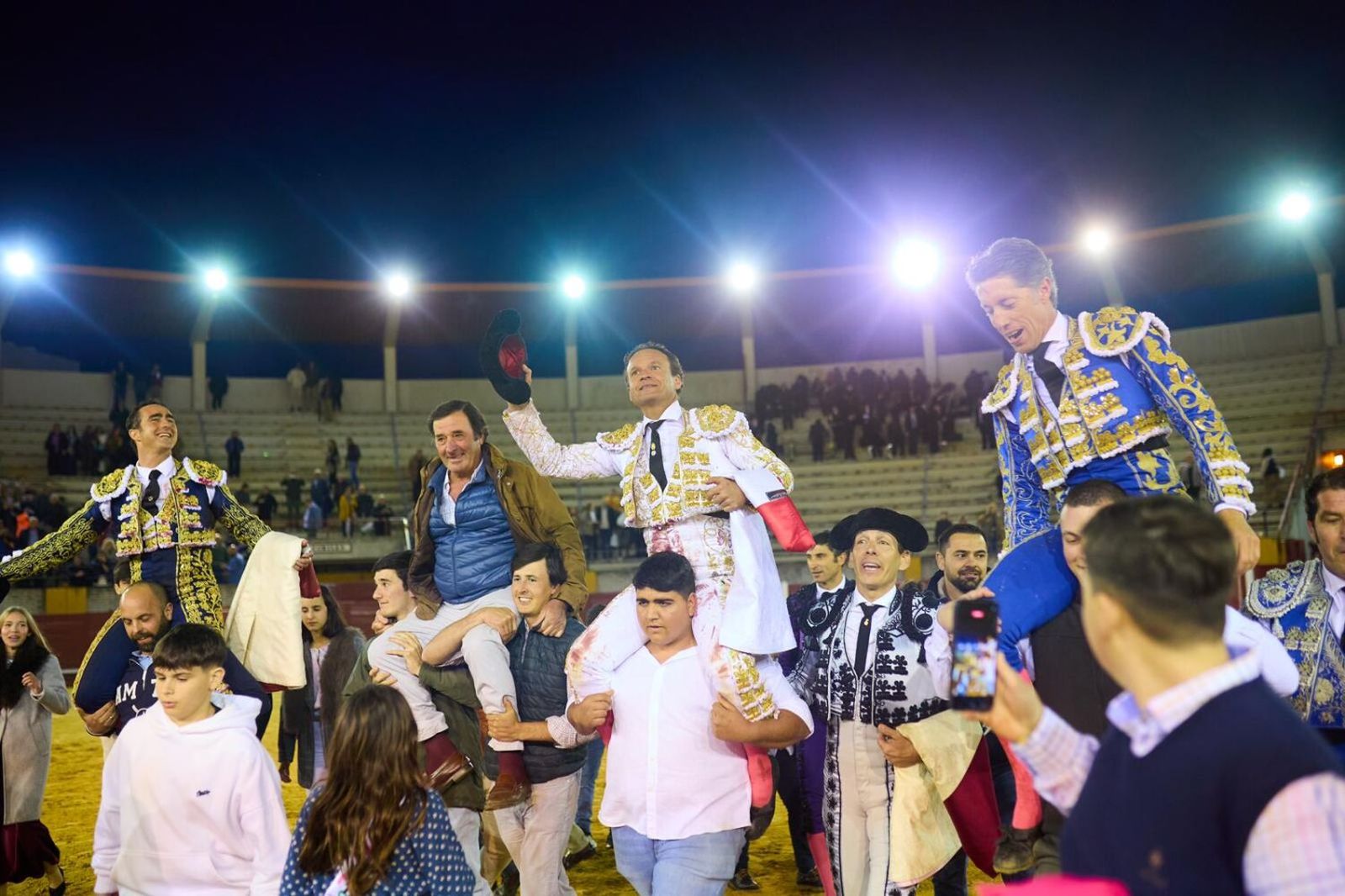 Los tres espadas y el ganadero Julio de la Puerta salieron a hombros en Morón de la Frontera.