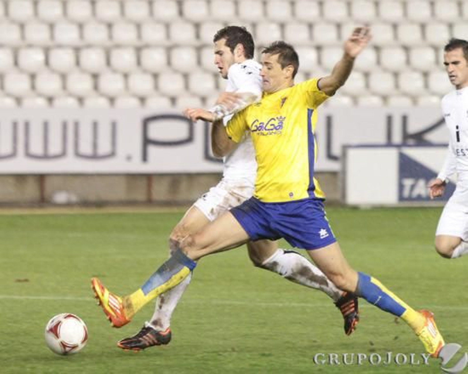 Belencoso va con todo a por el balón. 

Foto: LOF