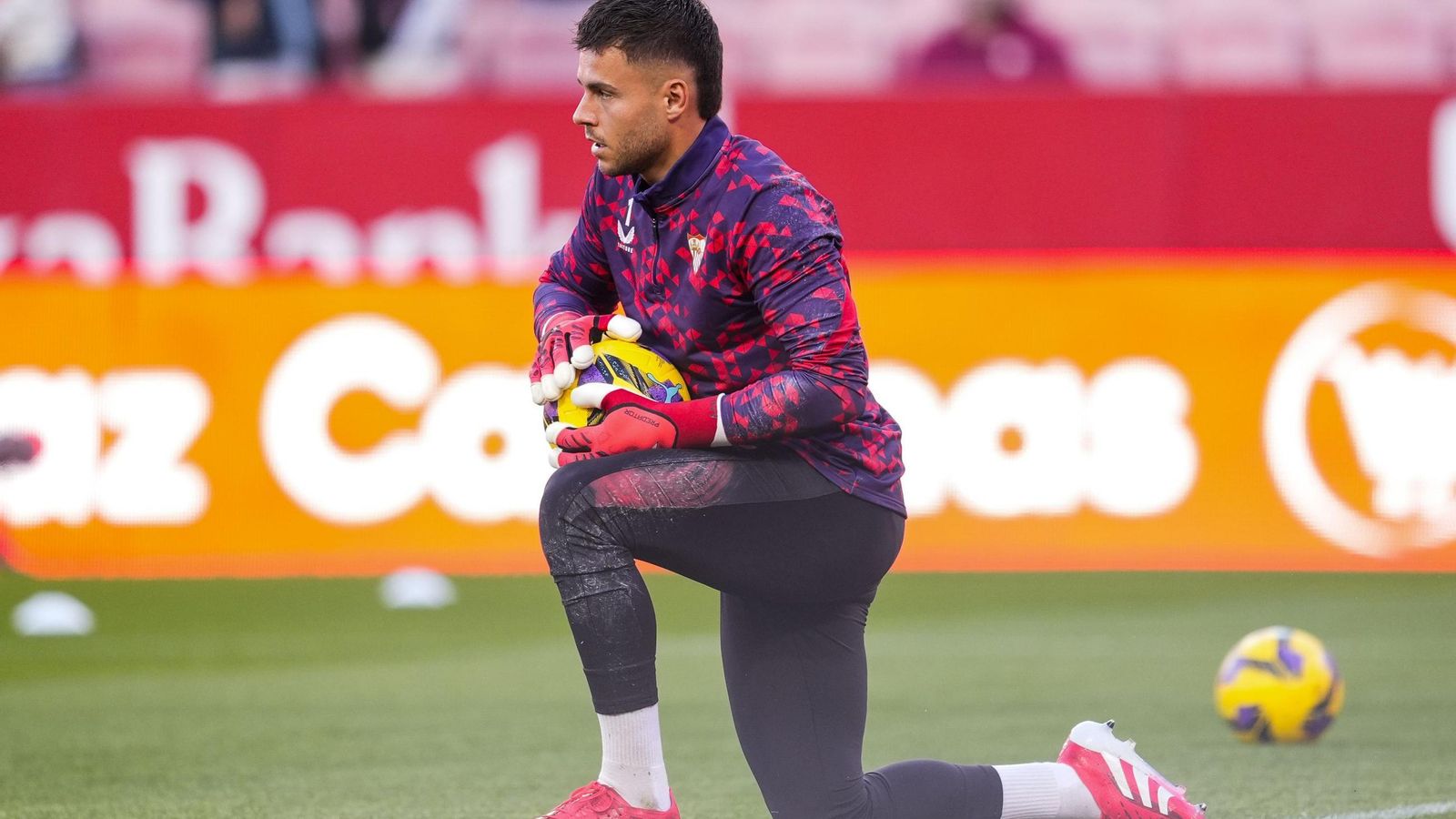 Alvaro Fernandez, en el calentamiento de un partido con el Sevilla.