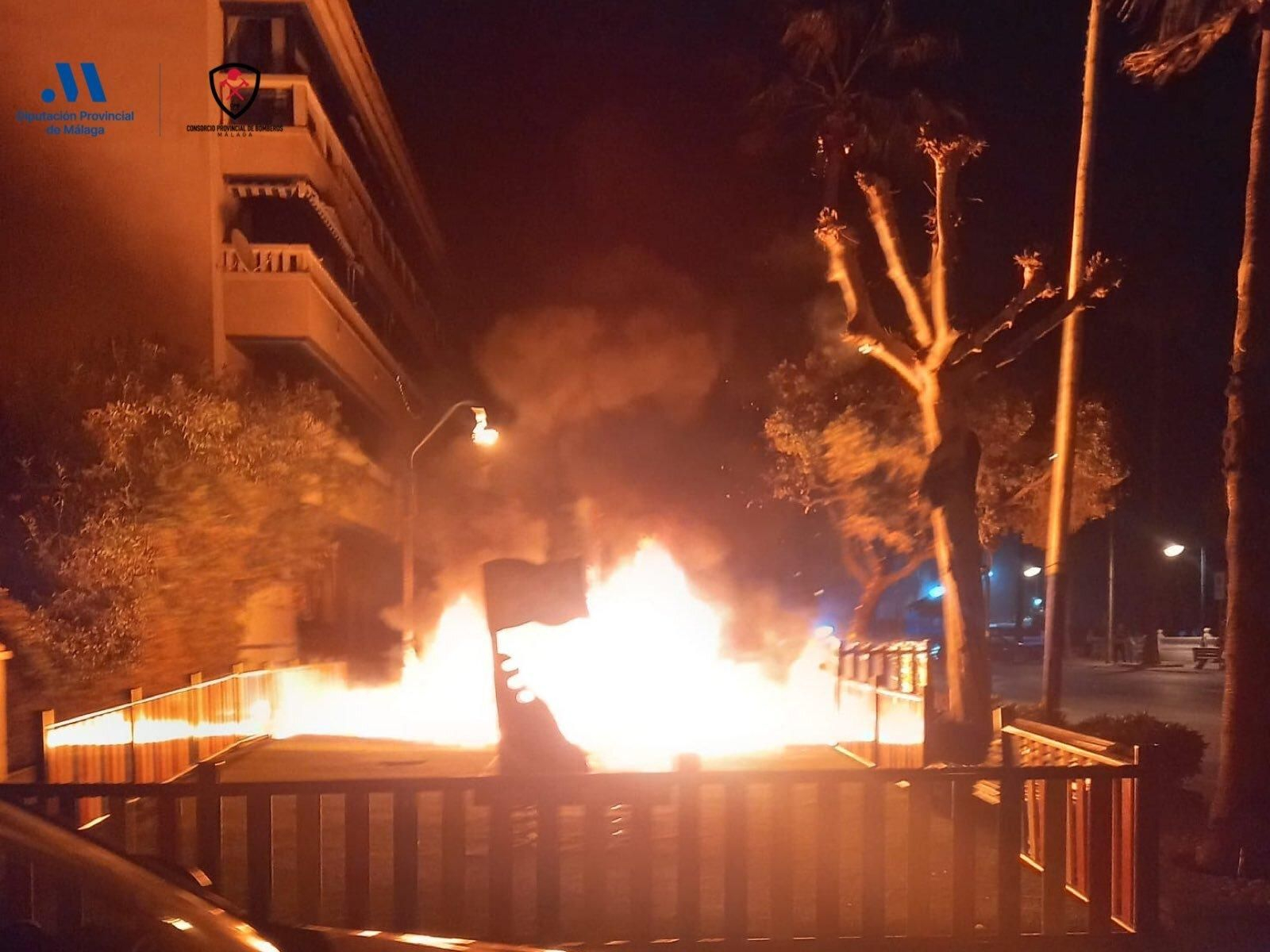 El parque infantil, en llamas