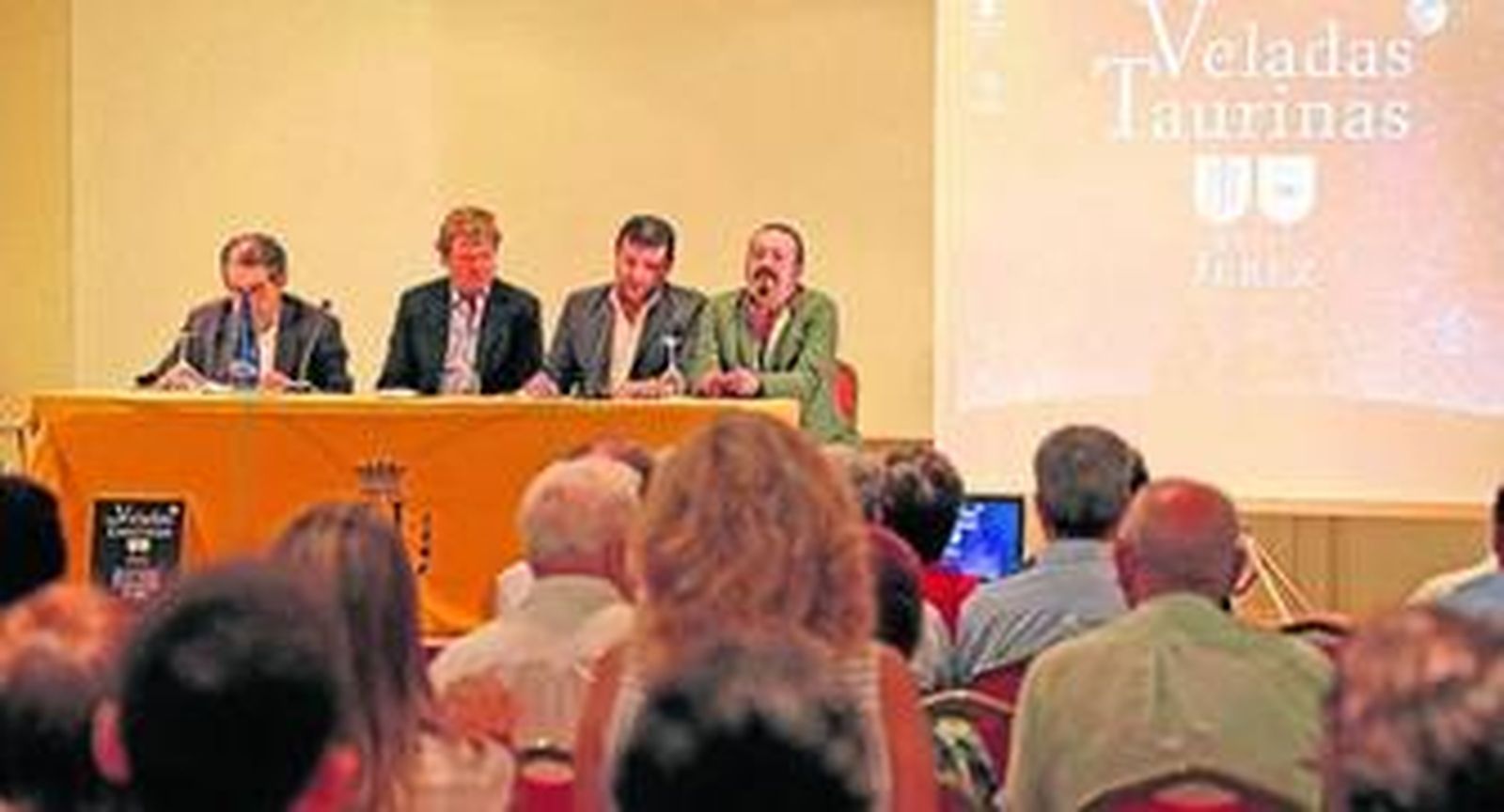 Jerónimo Roldán, Fermín Bohórquez Domecq y los organizadores del acto, Rafael Valenzuela y Pedro Toro,