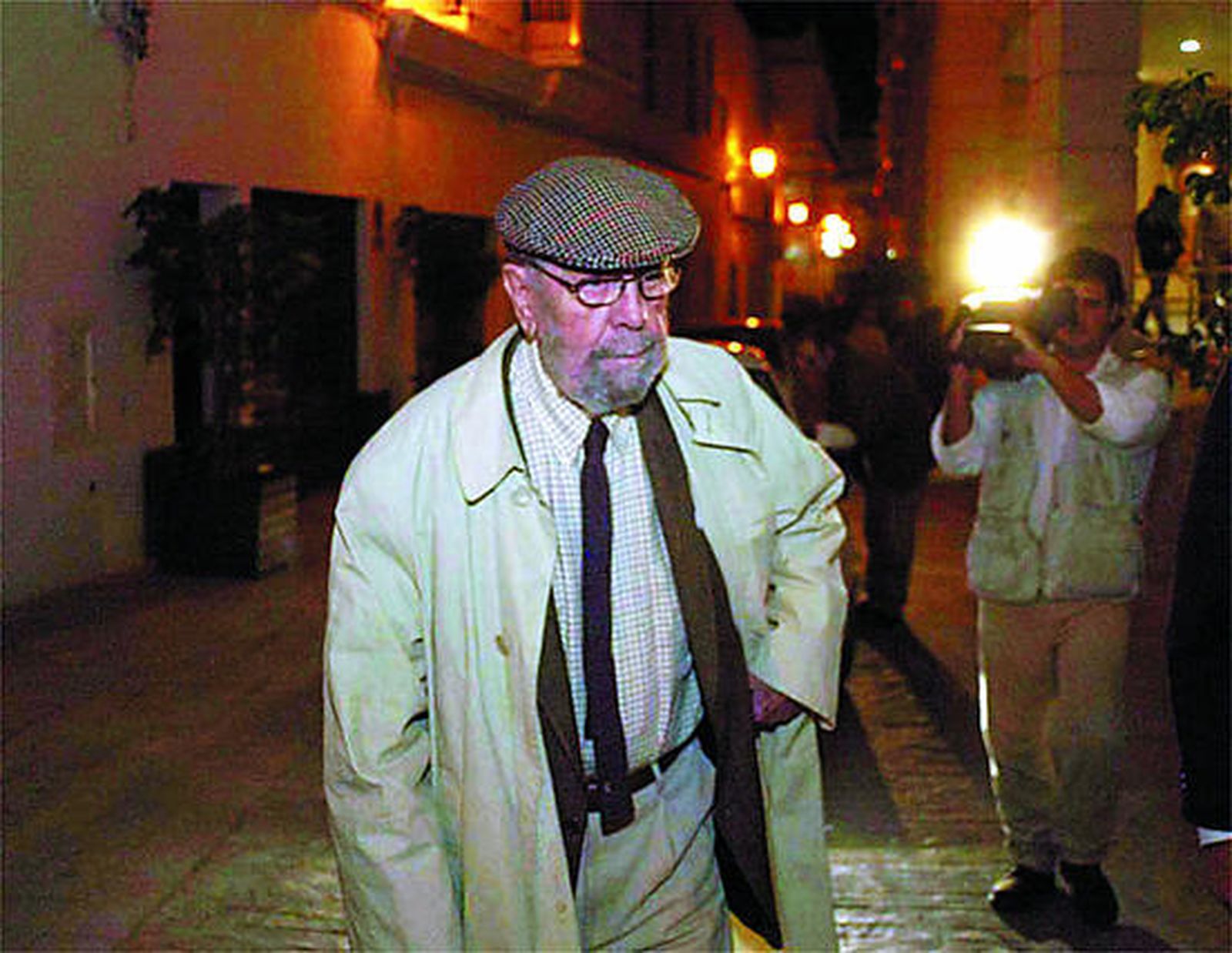Luis García Berlanga, paseando en 2005 por las calles de Chiclana, donde participó en unas jornadas organizadas por la Fundación Fernando Quiñones. / Paco Periñán