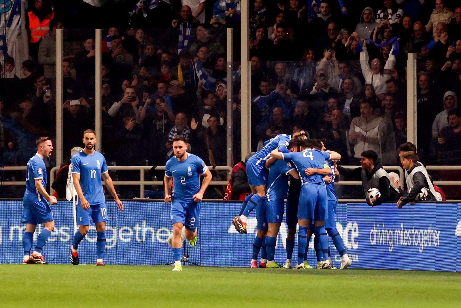 Los jugadores de Grecia celebran.