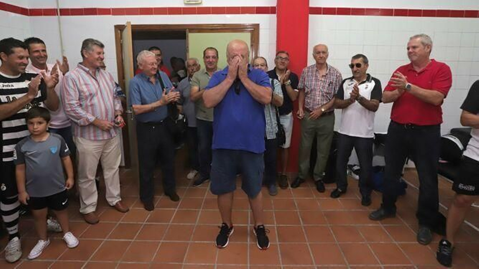 Baby rompe a llorar durante el homenaje que le brindaron Algeciras y Balona