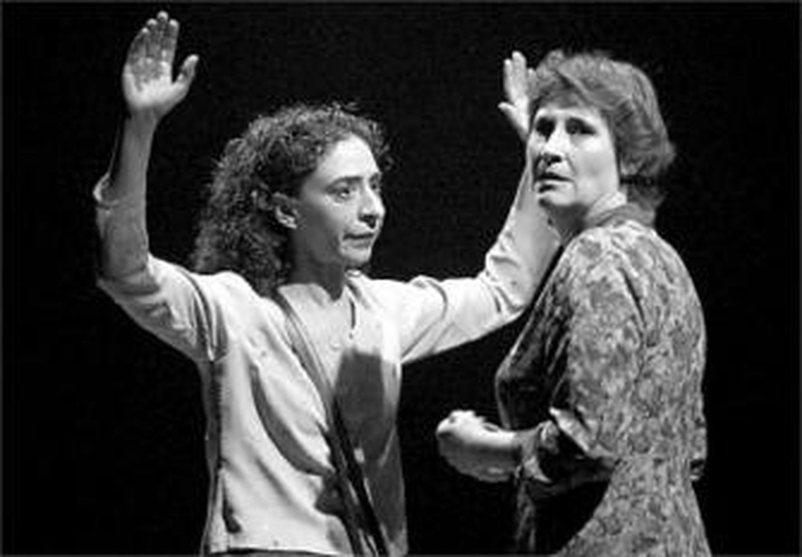 Las actrices, en un momento de 'Flores arrancadas a la niebla'.