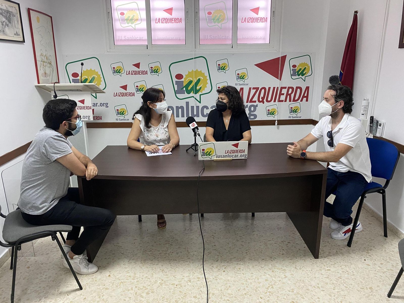 La portavoz y otros concejales de IU, reunidos con la secretaria provincial de Condiciones de Trabajo, Salud Laboral y Política Social de CCOO.