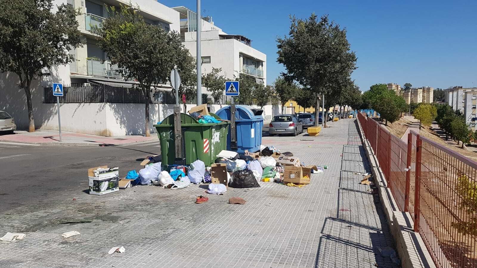 Basura sin recoger junto a los contenedores en una imagen tomada esta mañana.
