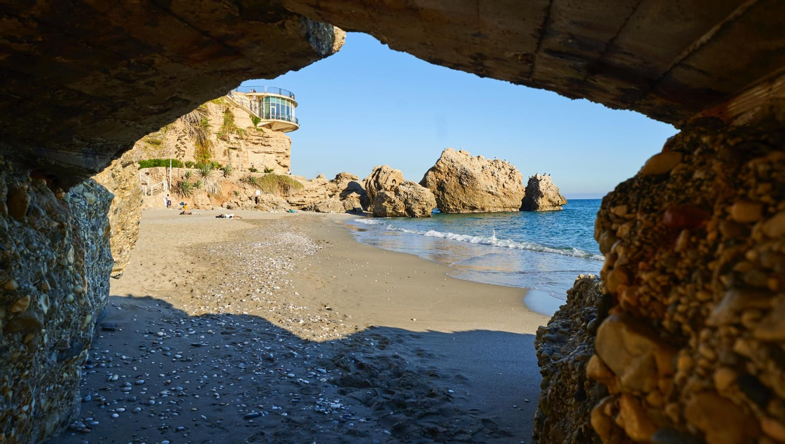 La playa de La Caletilla, en Nerja.
