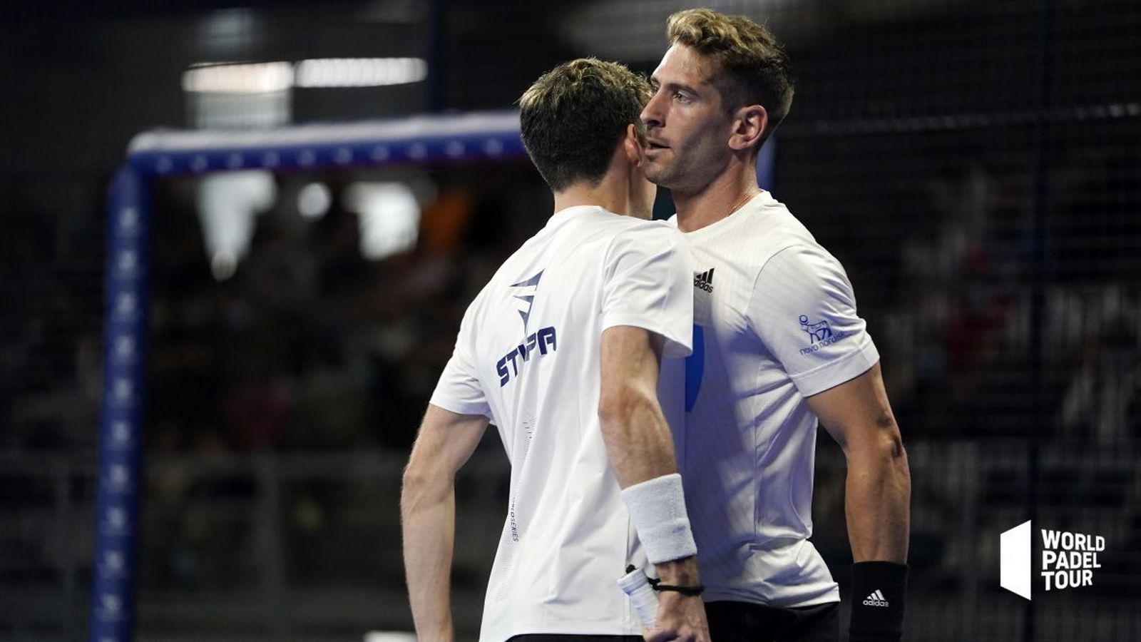 Álex Ruiz celebre con su compañero en un lance del partido.