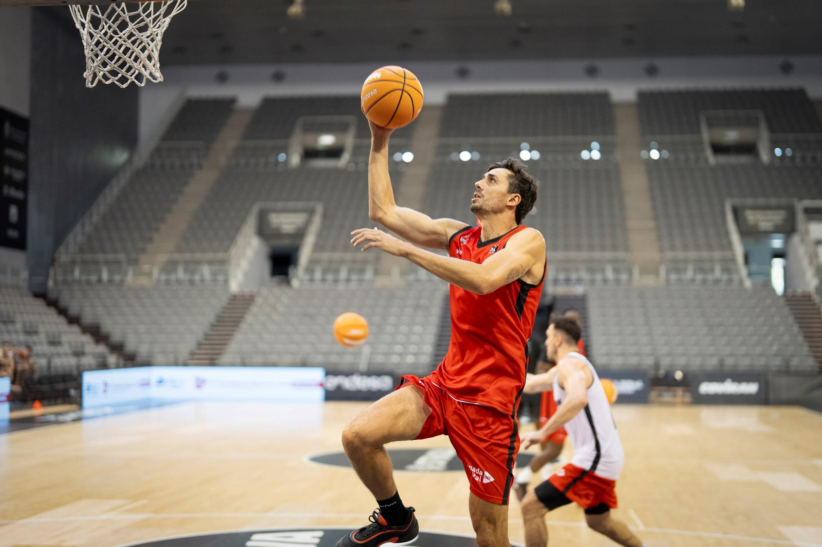 Las imágenes del entreno a puerta abierta del Covirán Granada en el Palacio