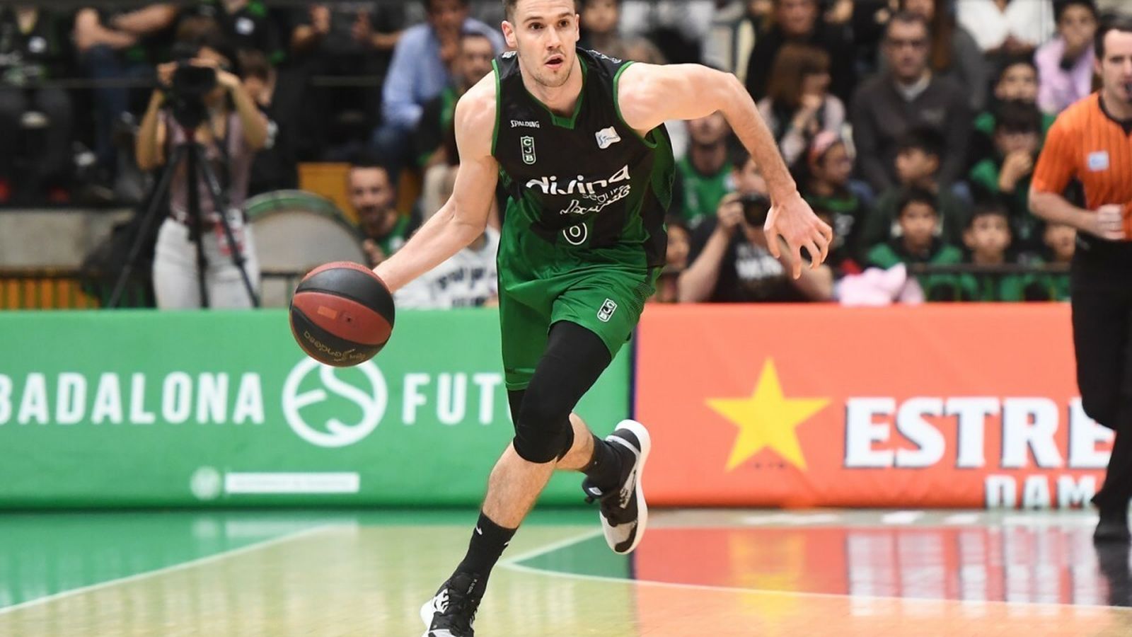 Xabi López-Arostegui sube el balón.