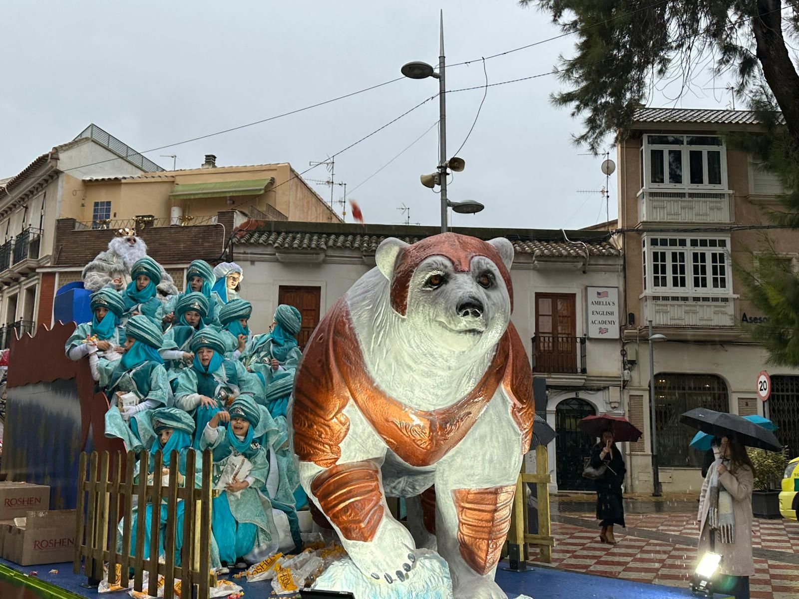 De la Residencia de Mayores a las calles: imágenes del paso de los Reyes Magos por Huércal-Overa