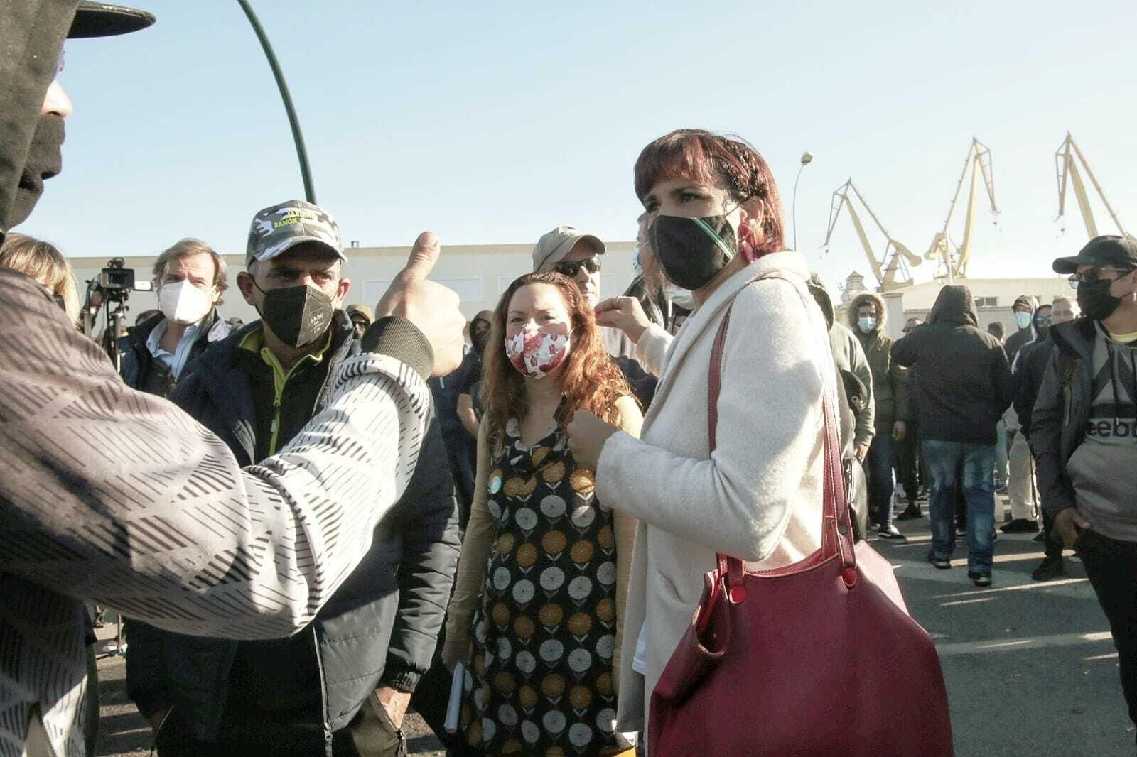 Teresa Rodríguez, durante la concentración de operarios del metal en Cádiz.