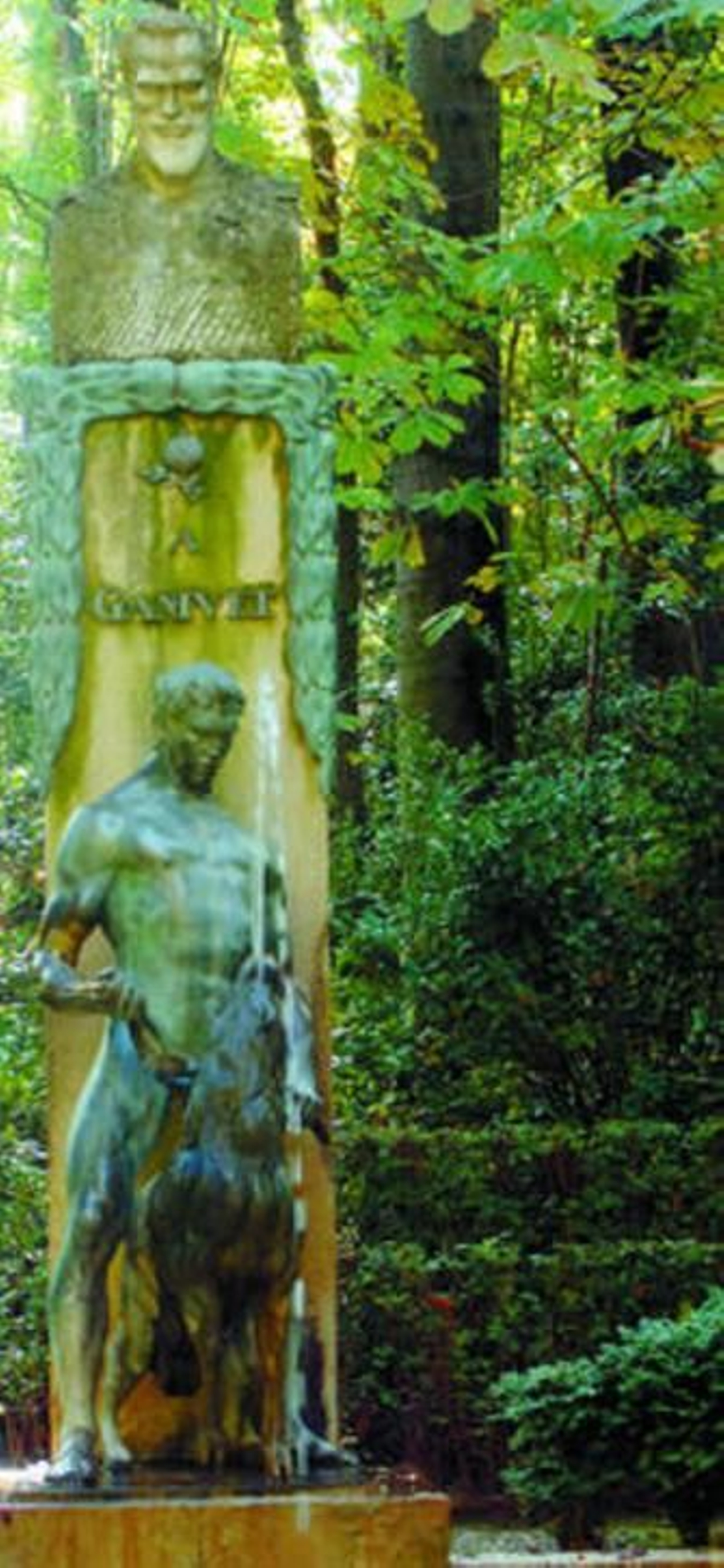 La obra es uno de los grandes atractivos del bosque de la Alhambra.