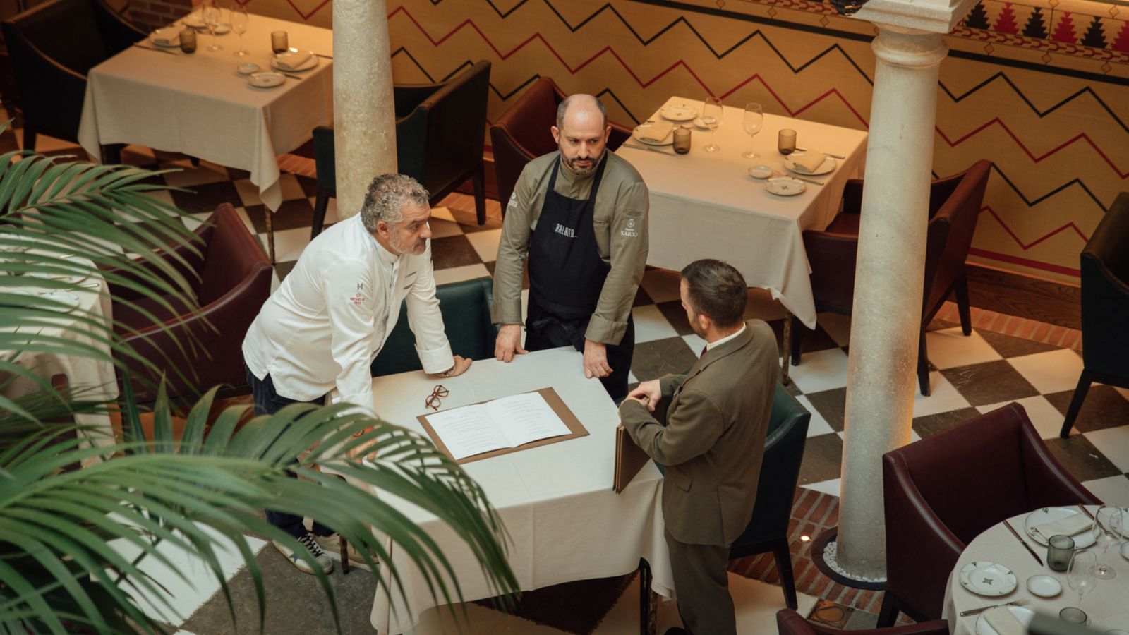 Dani Carnero junto al chef ejecutivo Sergio Solano y el jefe de sala Simón Assorin de Balausta.