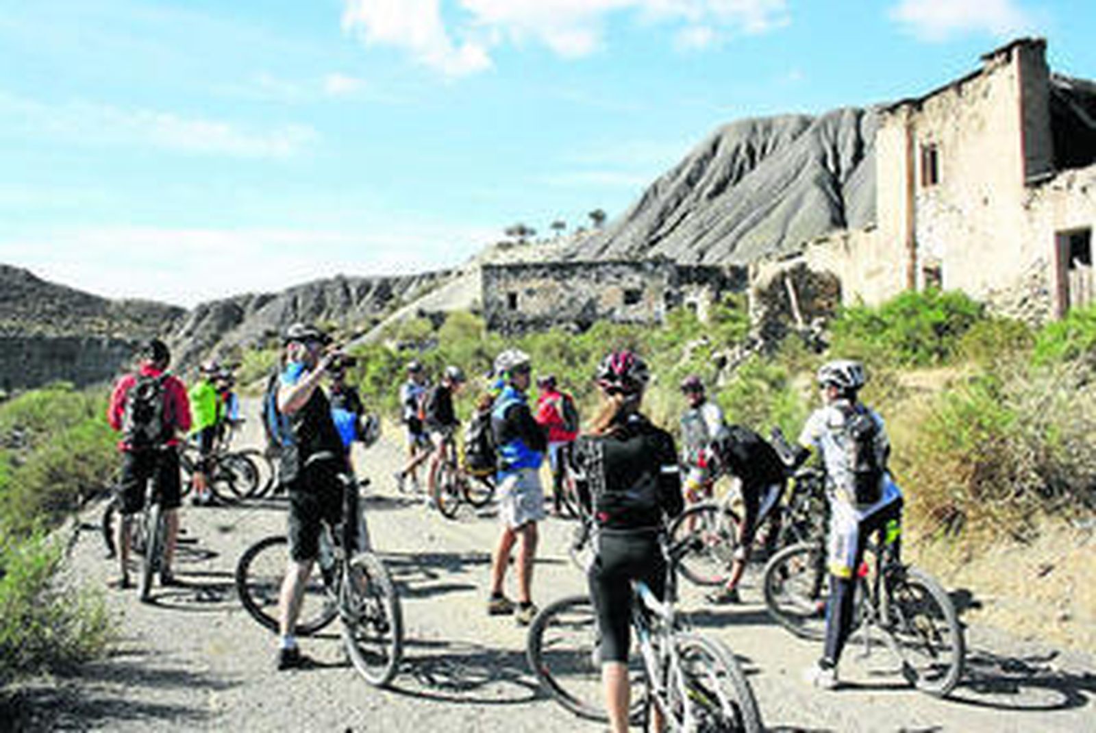 El grupo se detuvo para ver los cortijos abandonados y medio derrumbados de las Alcubillas Bajas.