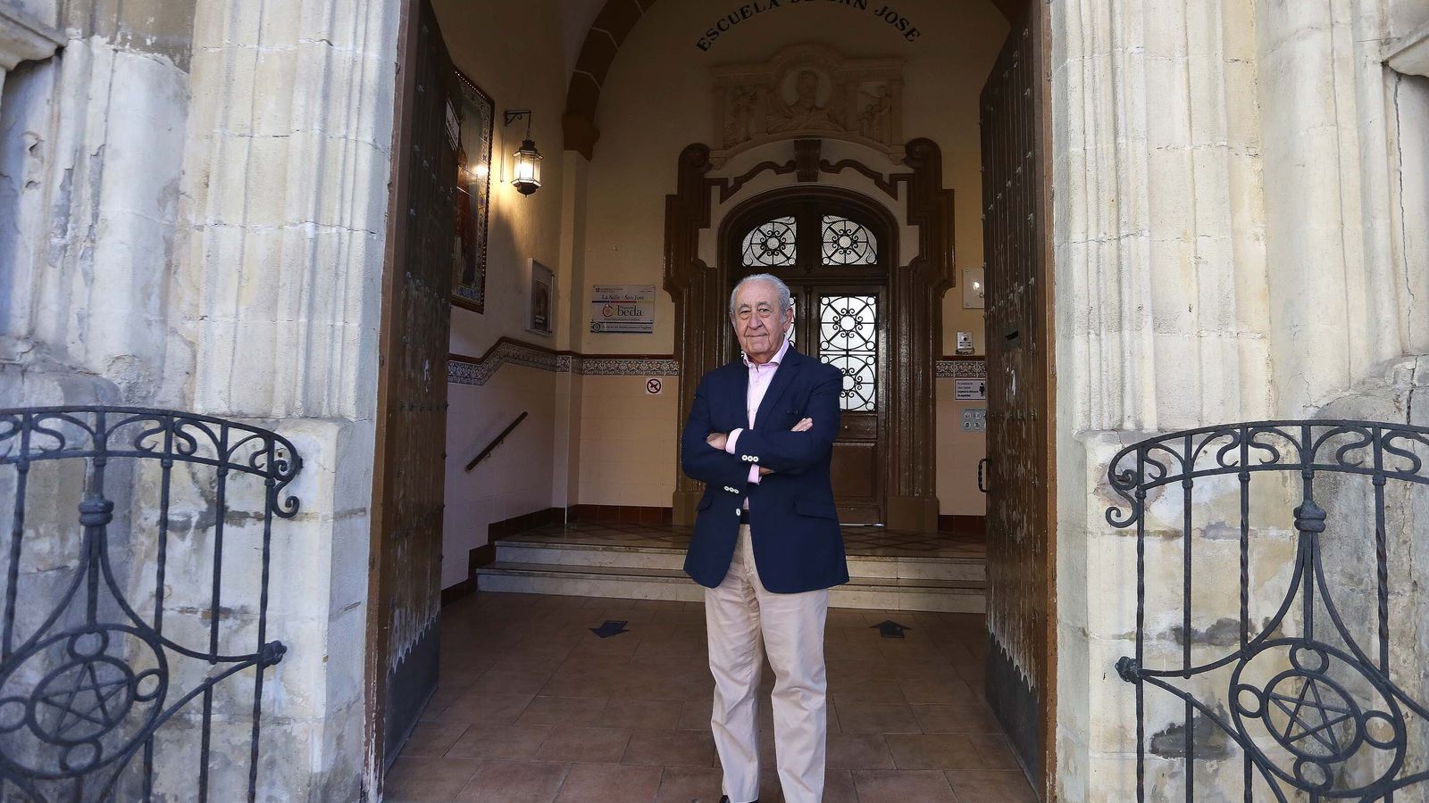 Serrano en el acceso principal del colegio de La Salle en Porvera.