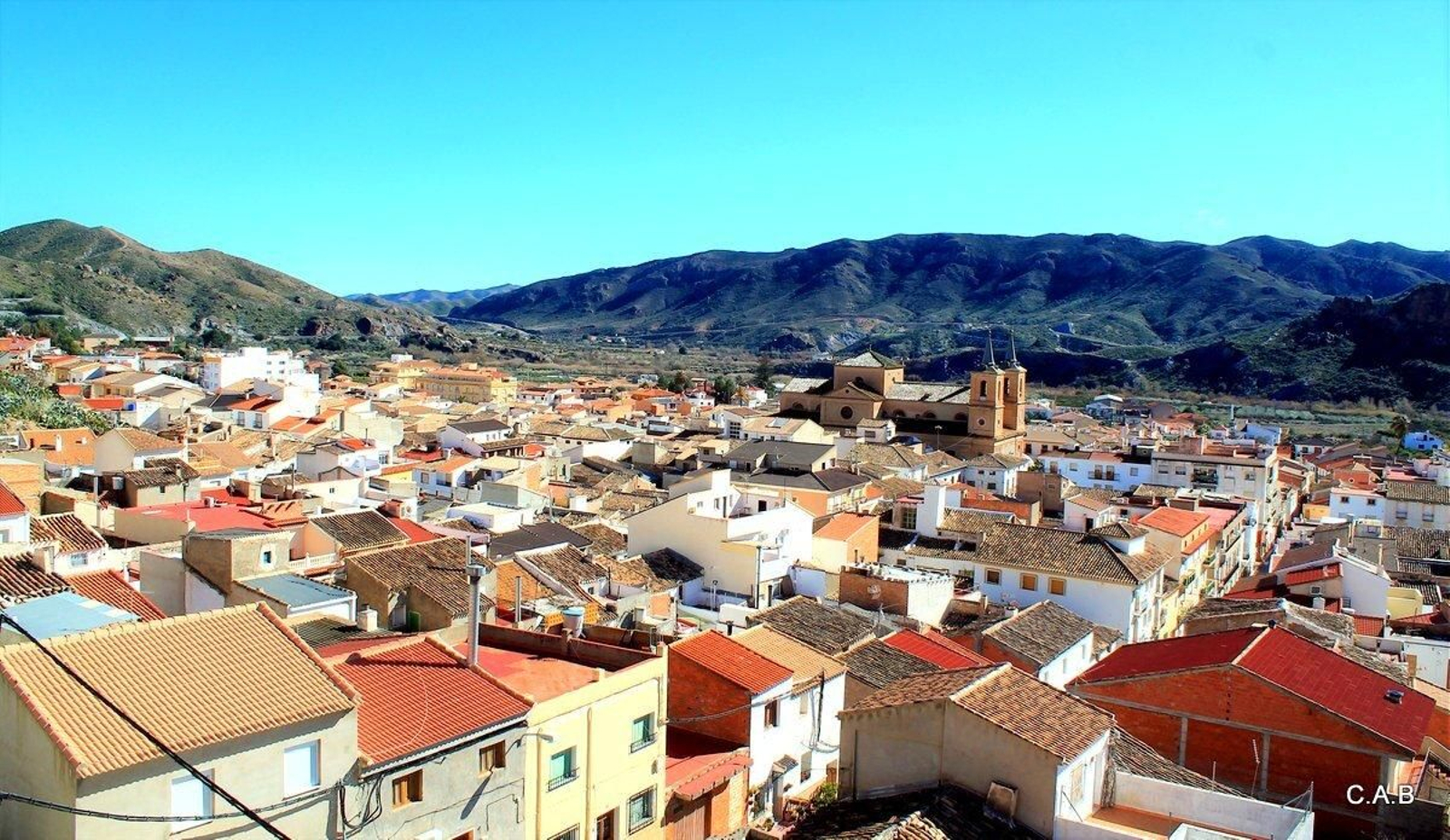 Vista de cantoria, con su impresionante iglesia dominando el paisaje.