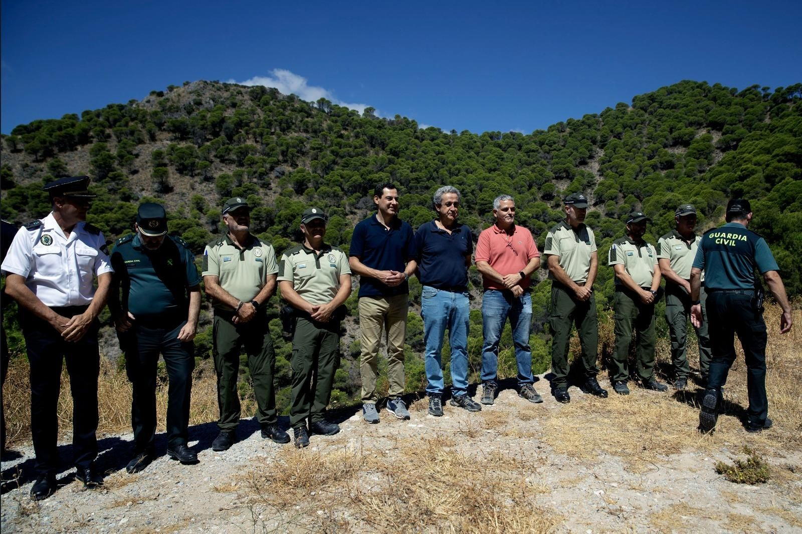 Juanma Moreno durante su visita a Mijas.