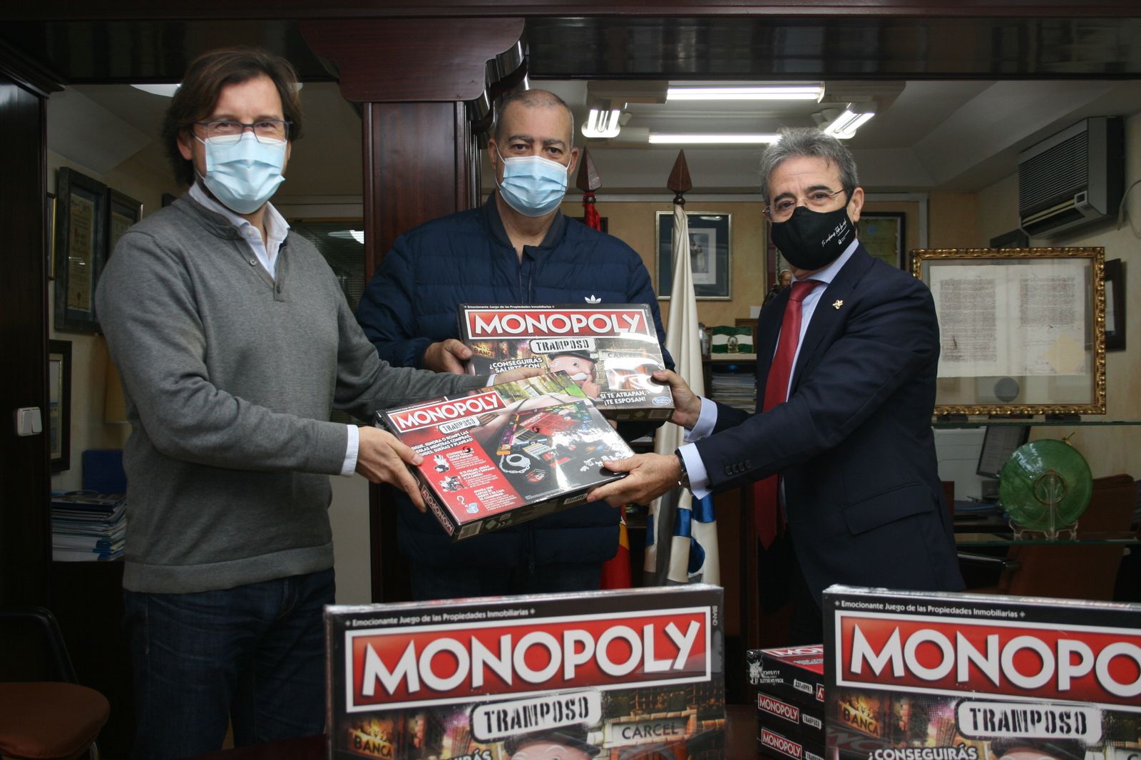 El presidente de la Asociación RRMM, Manuel Navarro, y el enfermero Pedro Delgado reciben los juguetes de manos del presidente del Colegio de Enfermería de Cádiz, Rafael Campos.