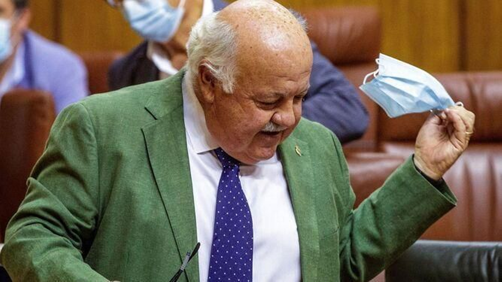 Jesús Aguirre se quita la mascarilla en el Parlamento.