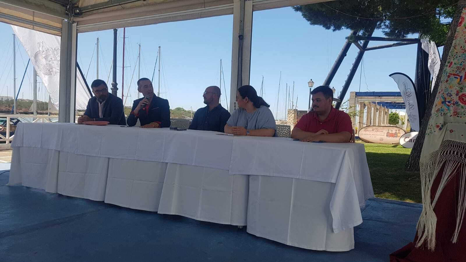 La mesa donde fueron presentadas las actividades y el cartel, en el Real Club Náutico.