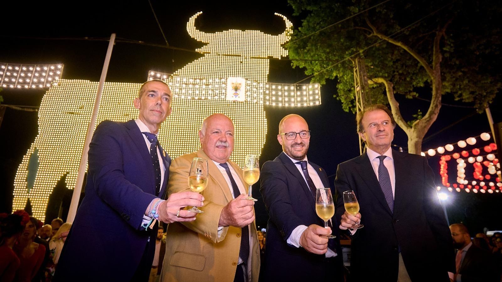 De izquierda a derecha, los encargados de encender el alumbrado extraordinario: el concejal David Calleja; el consejero de Salud Jesús Aguirre; el alcalde Germán Beardo; y el presidente de la empresa Osborne, Ignacio Osborne. De izquierda a derecha, los encargados de encender el alumbrado extraordinario: el concejal David Calleja; el consejero de Salud Jesús Aguirre; el alcalde Germán Beardo; y el presidente de la empresa Osborne, Ignacio Osborne.