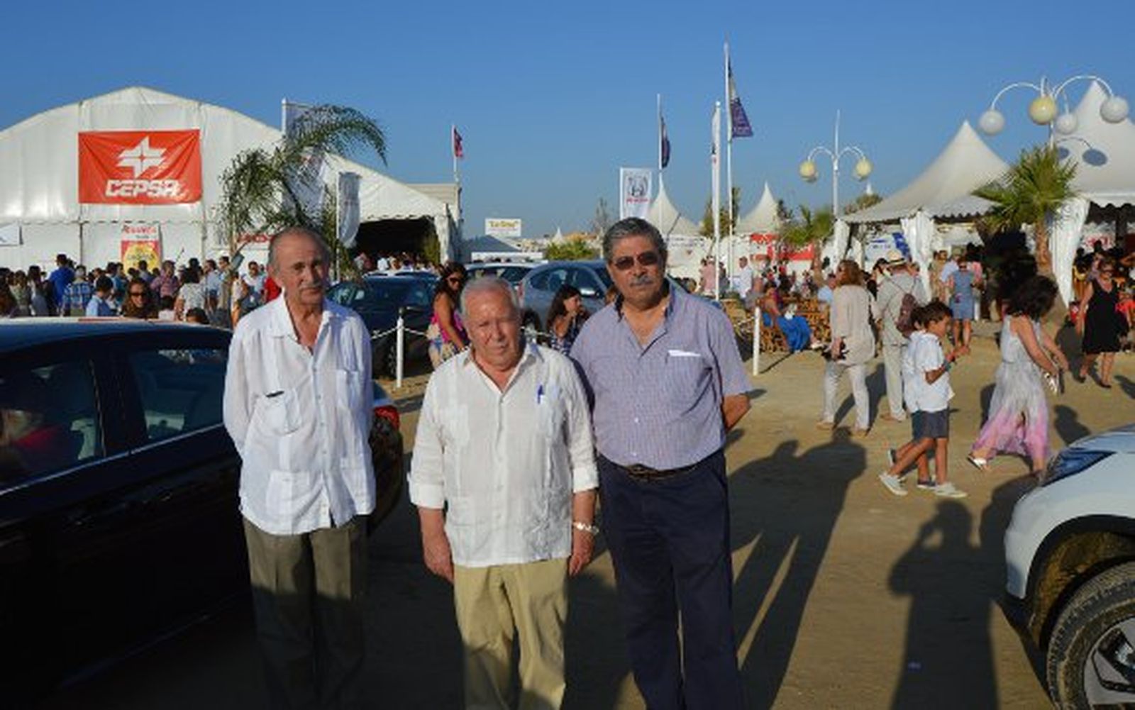 El marqués de Villarreal de Burriel con Antonio Boza y Paco Benítez, tras finalizar la segunda carrera.

Foto: Ignacio Casas de Ciria