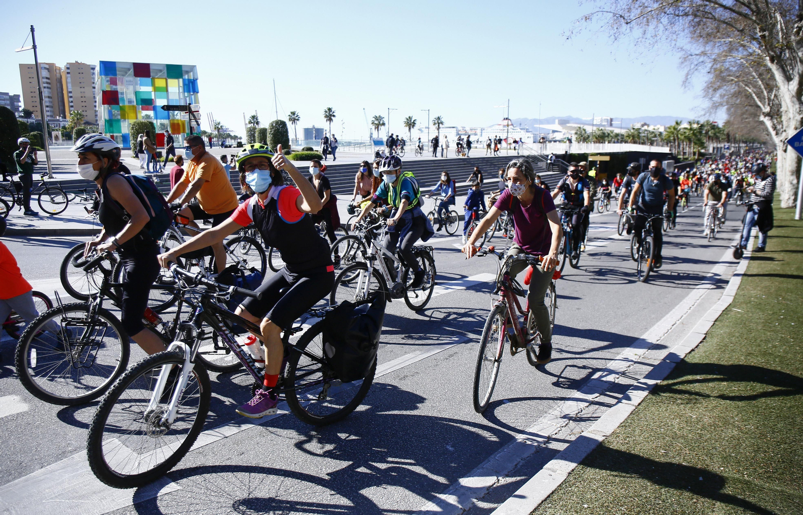 Fotos de la marcha de cientos de bicis en Málaga