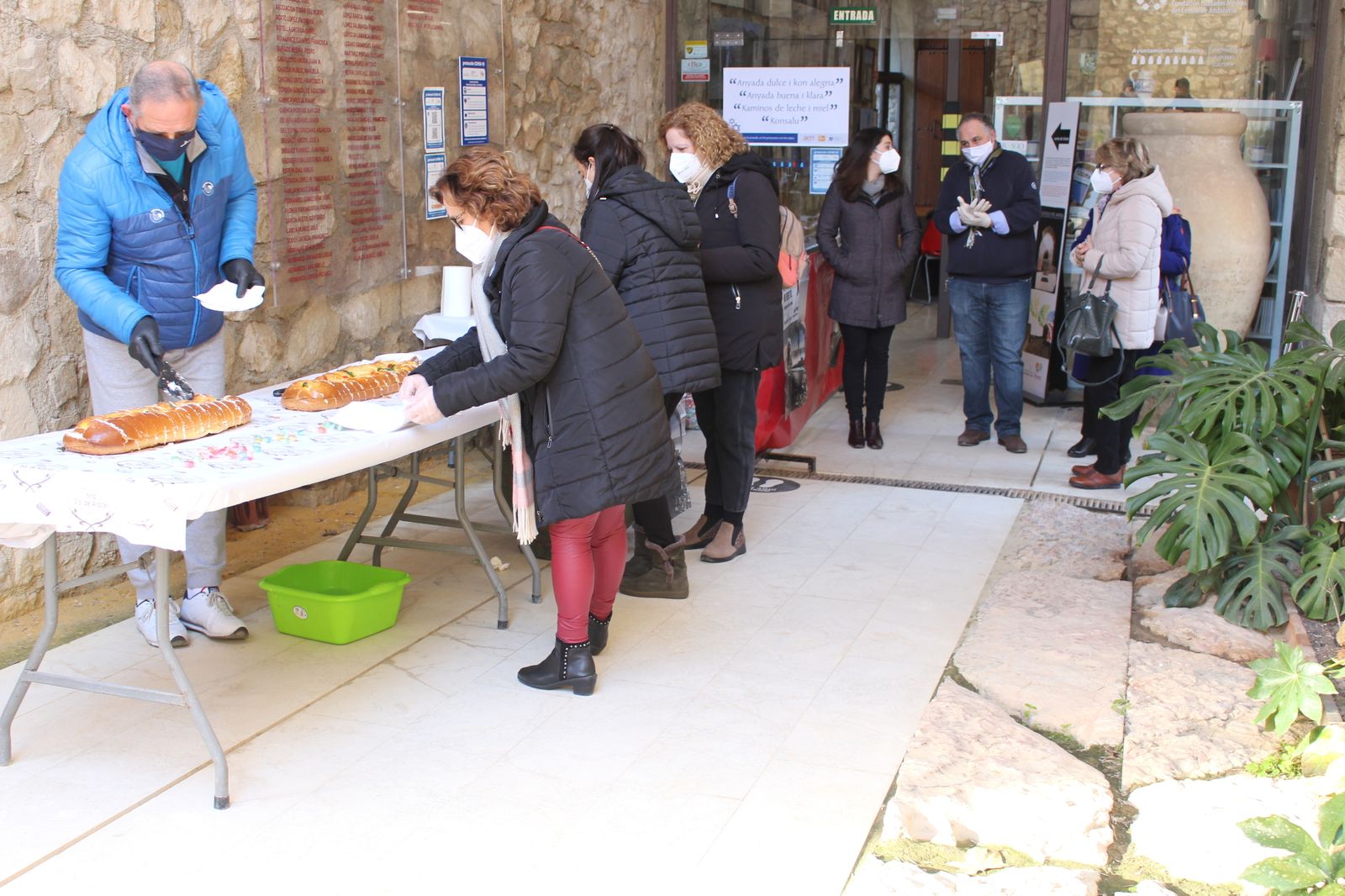 El roscón de Reyes gigante y solidario de Lucena, en fotografías