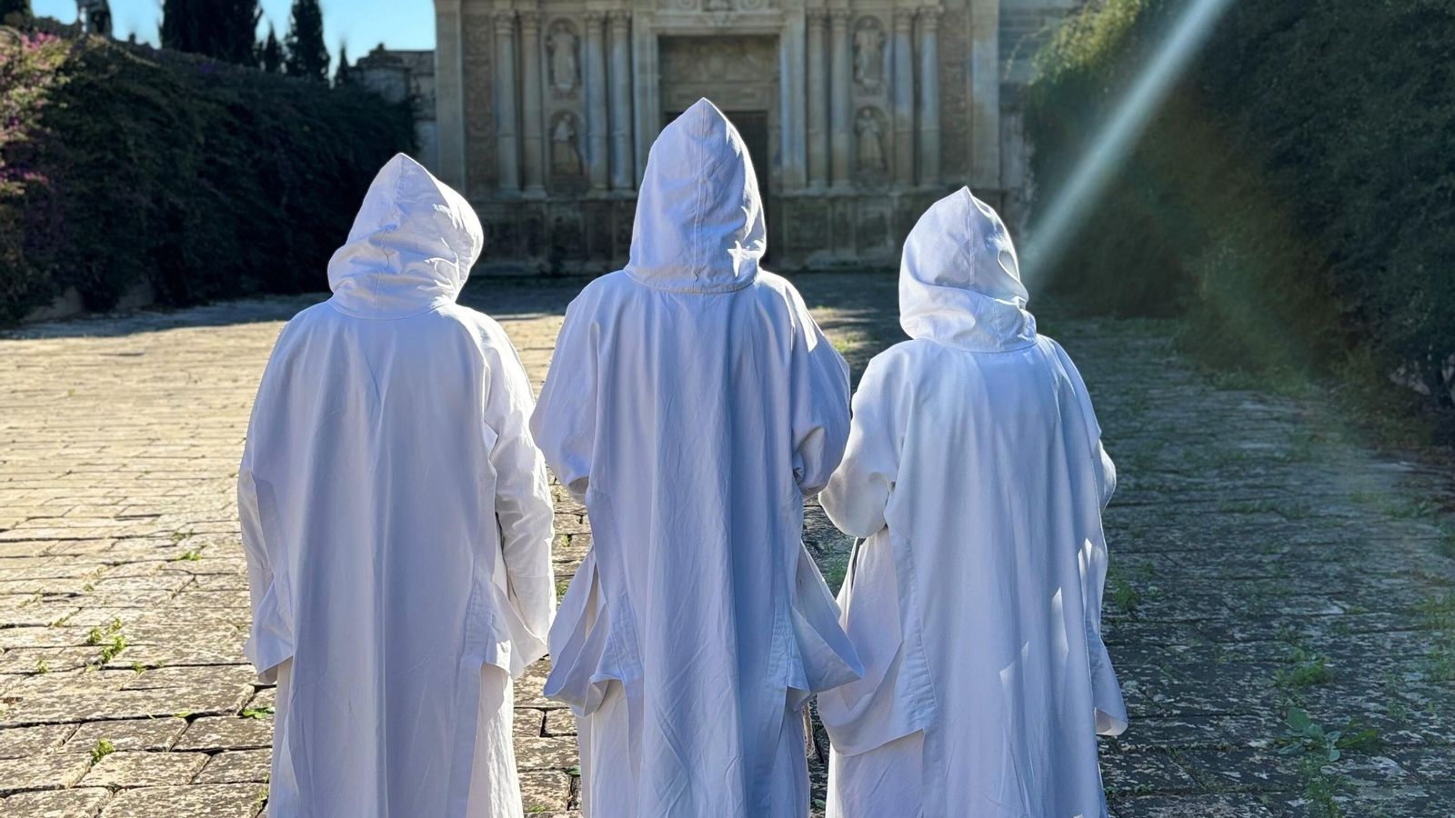 Imagen de tres hermanas frente al monasterio. Imagen de tres hermanas frente al monasterio.