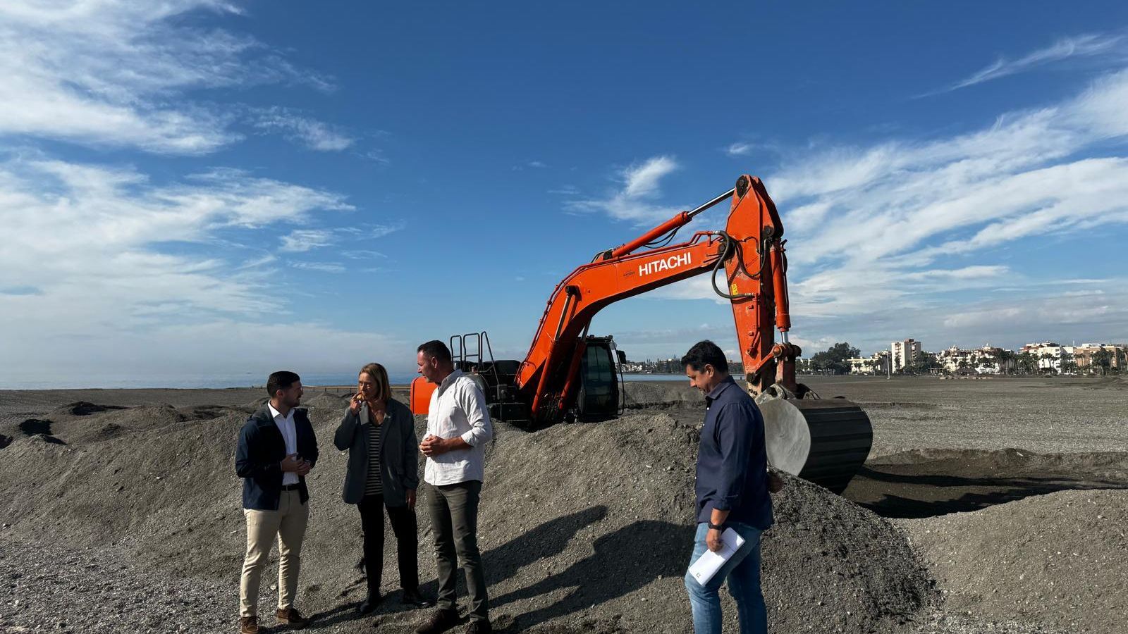 La máquina se encuentra excavando y retirando arena de la zona La máquina se encuentra excavando y retirando arena de la zona
