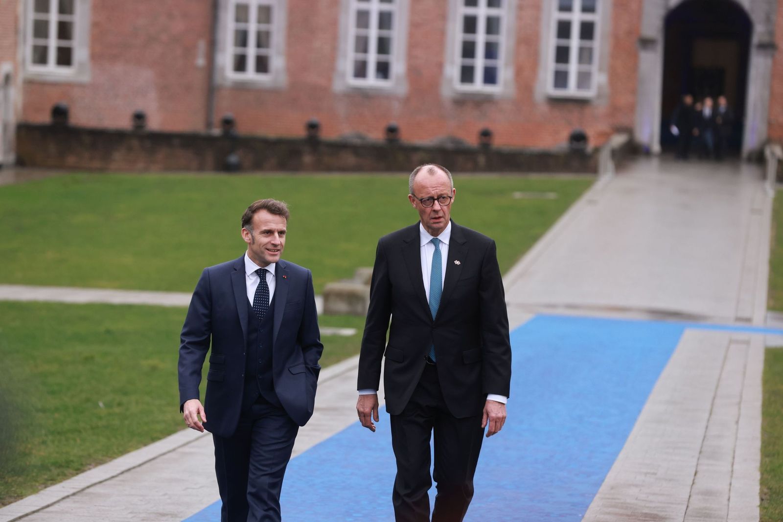El presidente francés, Emmanuel Macron (izq.), y el canciller alemán, Friedrich Merz, a su llegada al castillo de Alden Biesen, en Bilzen (Bélgica).